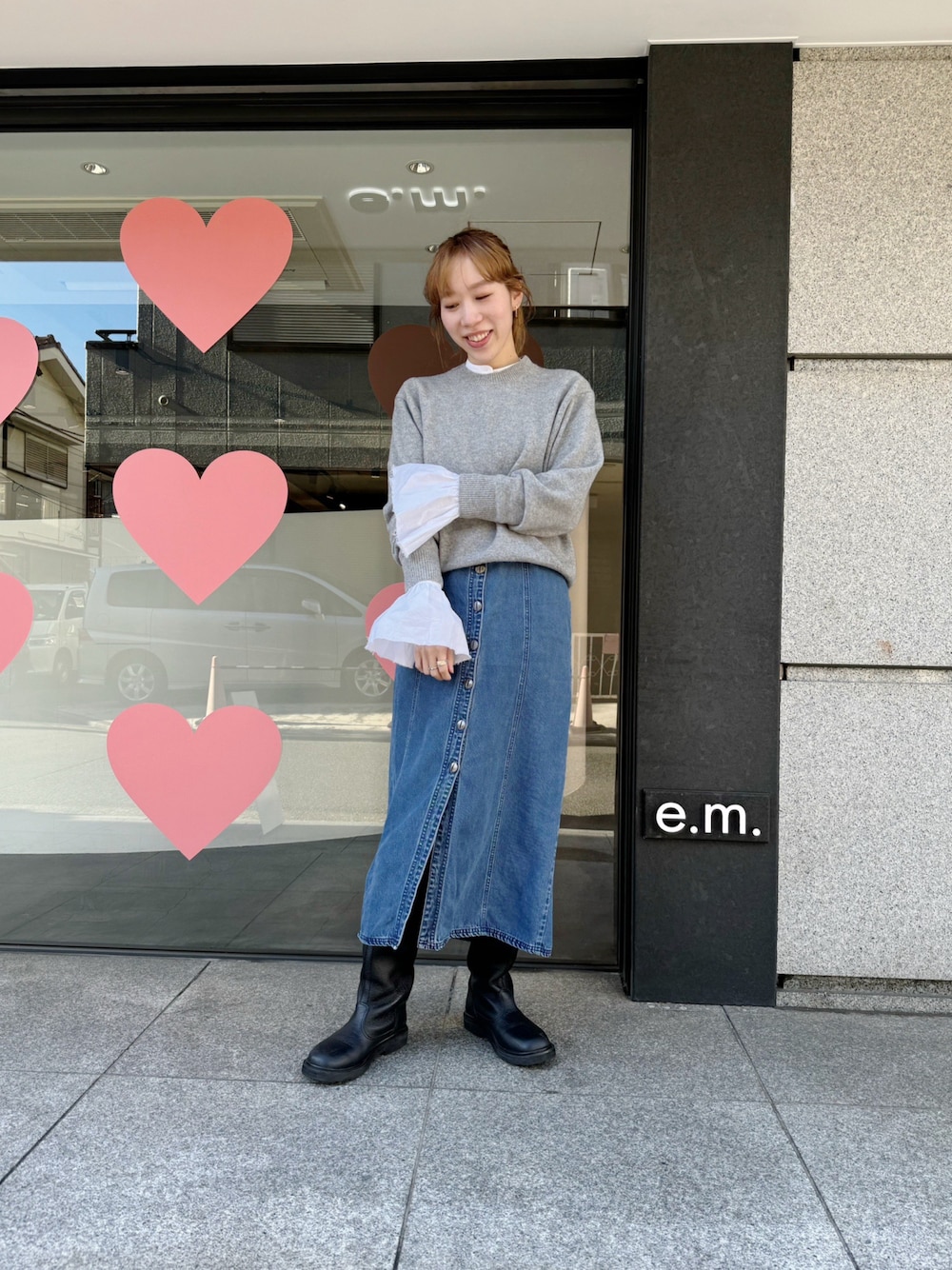 「ニット、スカート、ブーツ、UNIQLO、大人カジュアル、アクセサリー、ユニクロ、シャツスタイル、e.m.(e.m.)、シルバーアクセサリー」｜「5525GalleryのSHIRT FIRSTHAND by 5525gallery/シャツファーストハンド バイ 5525ギャラリー SHT FH マルチWAY フリルシャツ（シャツ/ブラウス、ホワイト系）」を使った、e.m.さん（レディース・163cm）の冬コーディネートの1枚目の写真