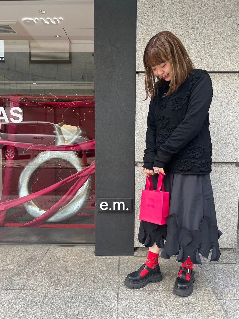 「ワンピース、スカート、ブラック、COMME des GARCONS、ブラックコーデ、冬コーデ、アクセサリー、冬、シルバーアクセサリー、ファッションの力を信じよう」｜「NON TOKYOのFLOWER PATCH SHIRTS ONE-PIECE（ワンピース、ブラック系）」を使った、e.m.さん（レディース・158cm）の冬コーディネートの1枚目の写真