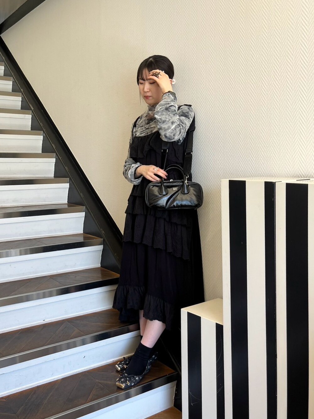 「ワンピース、ブラック、黒、リボン、アクセサリー、ロングワンピース、シンプルコーデ、コーディネート、お洒落さんとつながりたい、オトナ女子」｜「Olu.のアイテム（バレエシューズ、ブラック系）」を使った、e.m.さん（骨格ウェーブ・レディース・160cm）の春コーディネートの1枚目の写真
