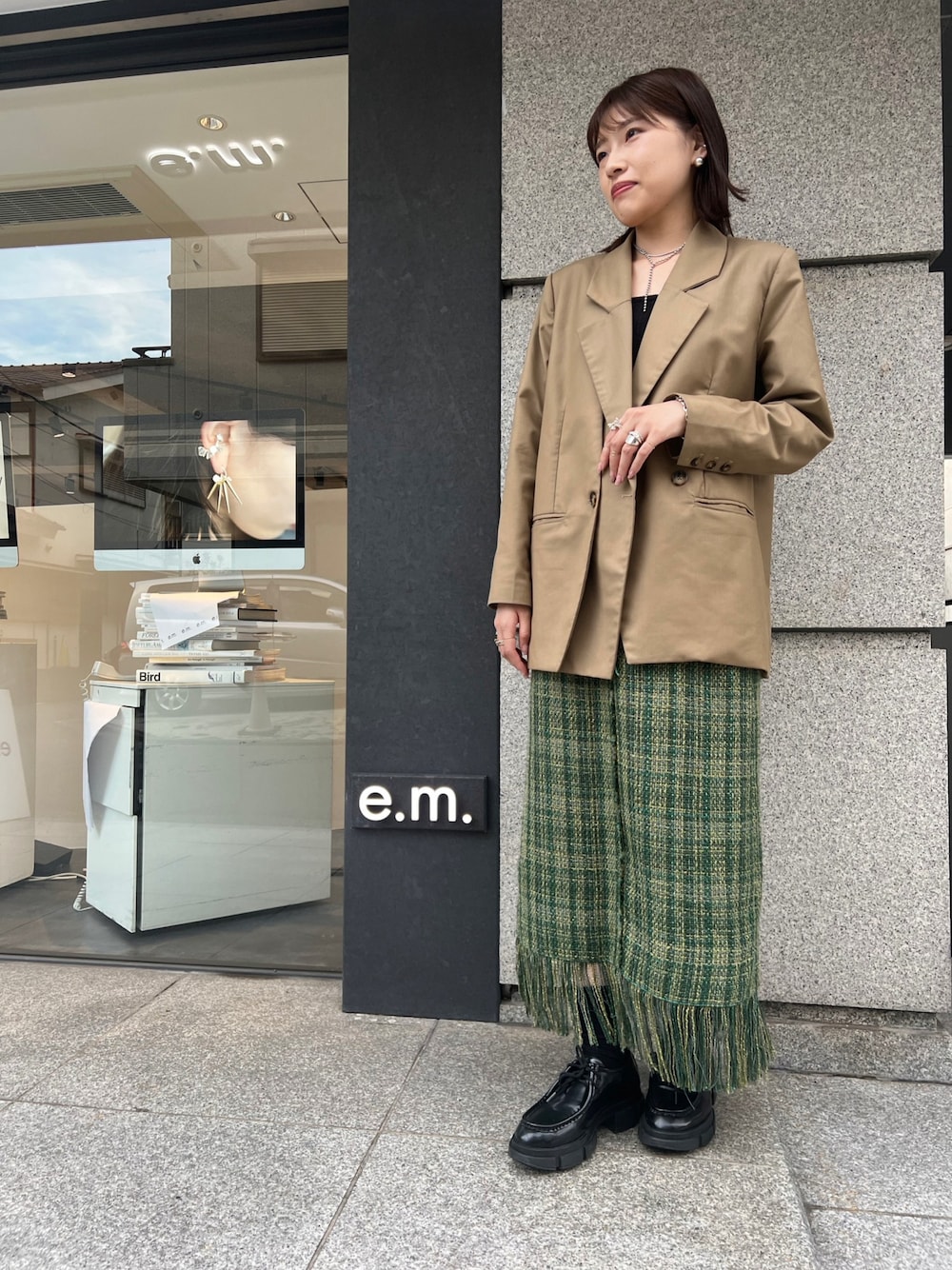「ジャケット、スカート、グリーン、シルバー、冬コーデ、アクセサリー、ジュエリー、冬、コーディネート、シルバーアクセサリー」｜「Ray BEAMSのRay BEAMS / ツイード フリンジ ヘム スカート（スカート、グリーン系）」を使った、e.m.さん（レディース・160cm）の秋コーディネートの1枚目の写真