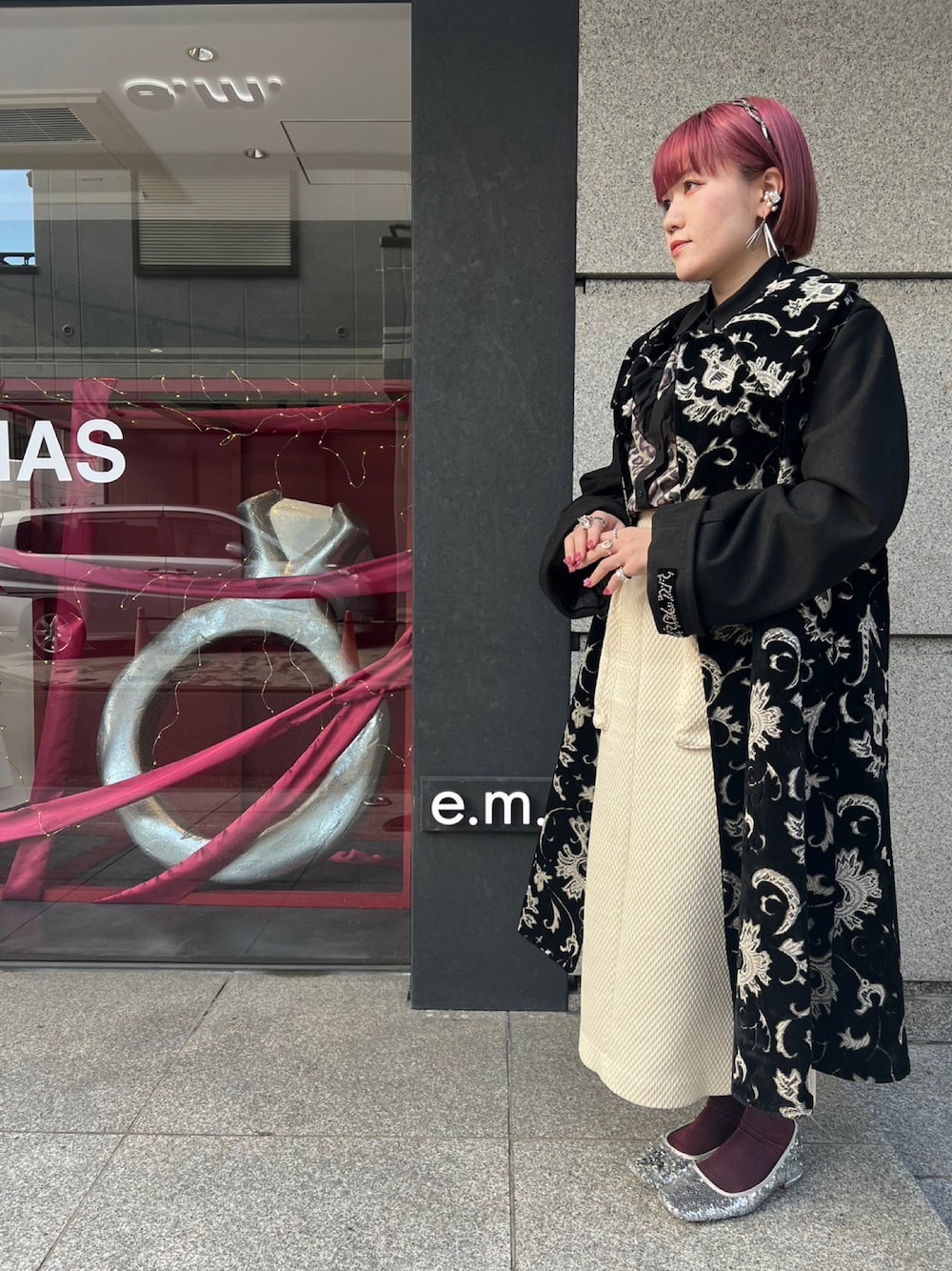 「コート、タイトスカート、黒、モノトーン、ロングコート、大人カジュアル、アクセサリー、アクセサリー重ね付け、おしゃれさんと繋がりたい」｜「ALEXANDRE DE PARISのアイテム（カチューシャ、グレー系）」を使った、e.m.さん（レディース・153cm）の冬コーディネートの1枚目の写真