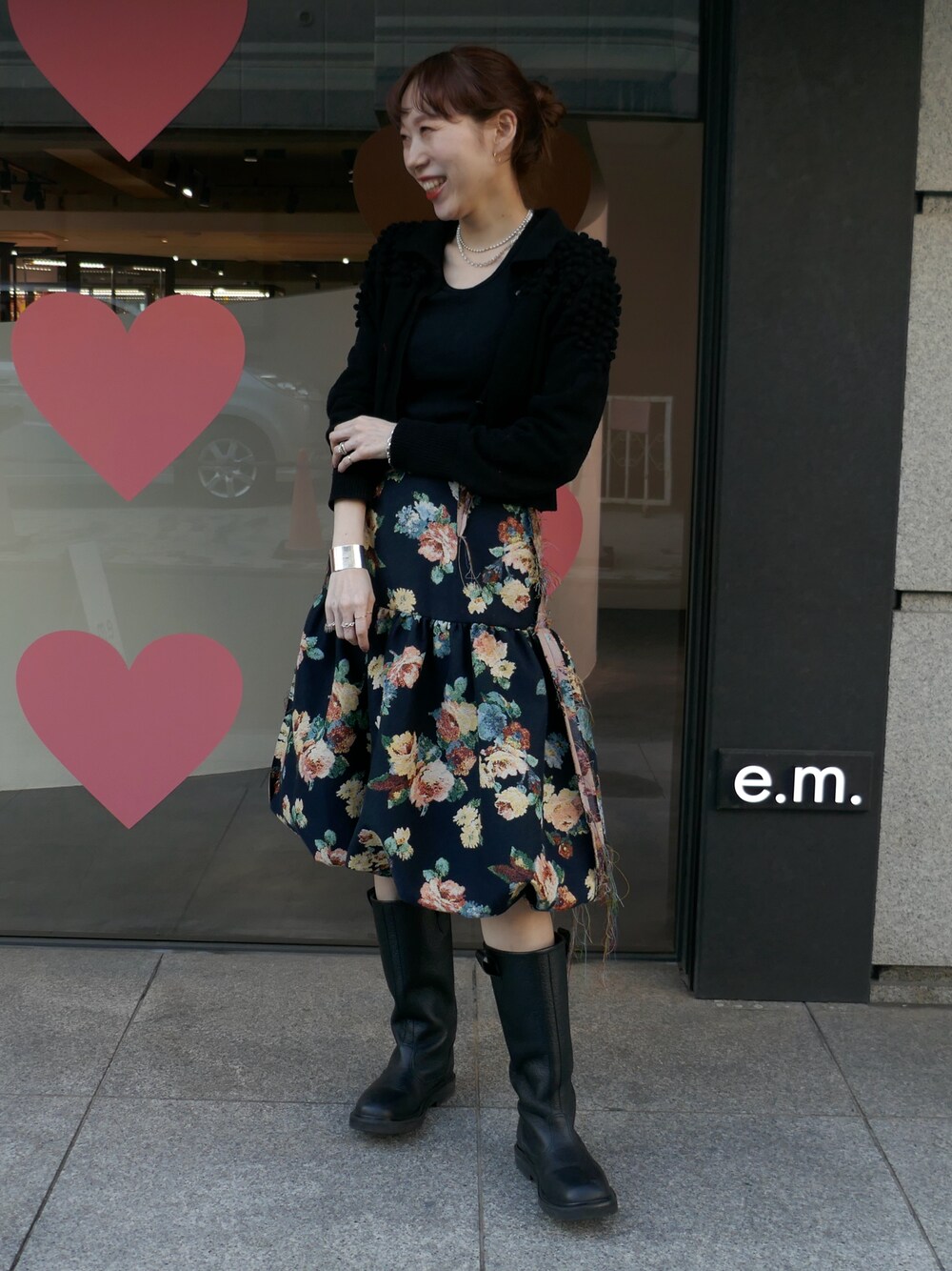 「カーディガン、スカート、モノトーン、大人カジュアル、大人コーデ、スカートスタイル、ピンキーリング、シルバーアクセサリー、ファッションの力を信じよう」｜「BELPERのアイテム（Tシャツ/カットソー、ブラック系）」を使った、e.m.さん（レディース・160cm）の冬コーディネートの1枚目の写真