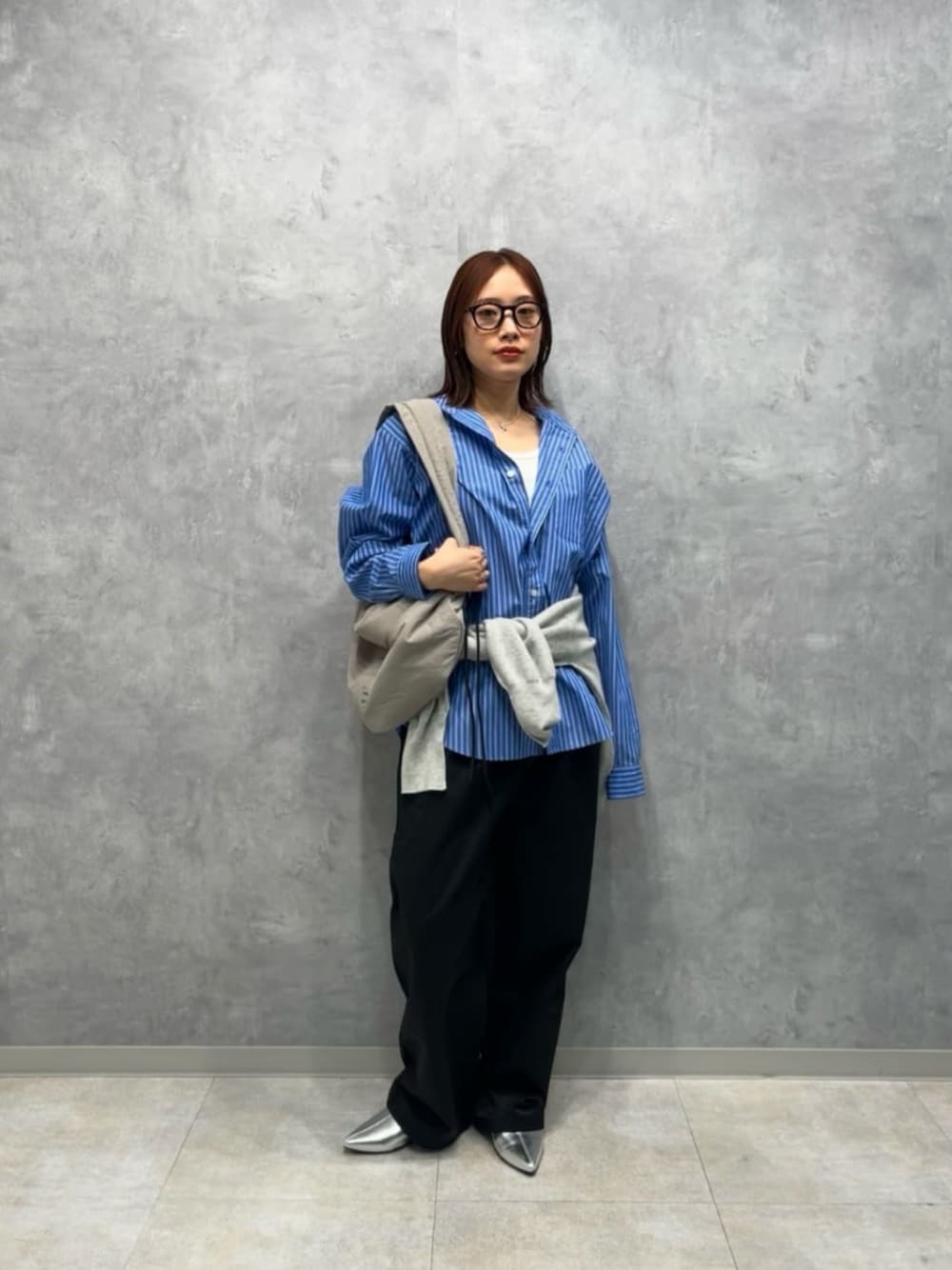 ブルー系のシャツ/ブラウス、ホワイト系のタンクトップ、グレー系のカーディガン/ボレロを着用したレディースの春コーディネートの1枚目の写真