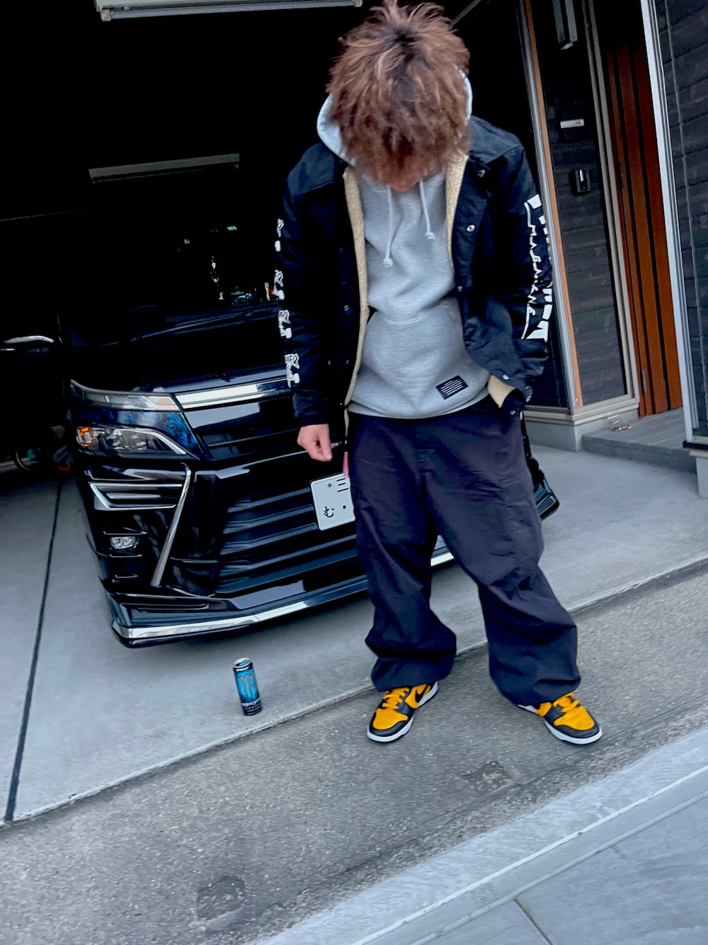 ブラック系のジャケット/アウター、グレー系のパーカー、ブラック系のカーゴパンツを着用したメンズの秋コーディネートの1枚目の写真