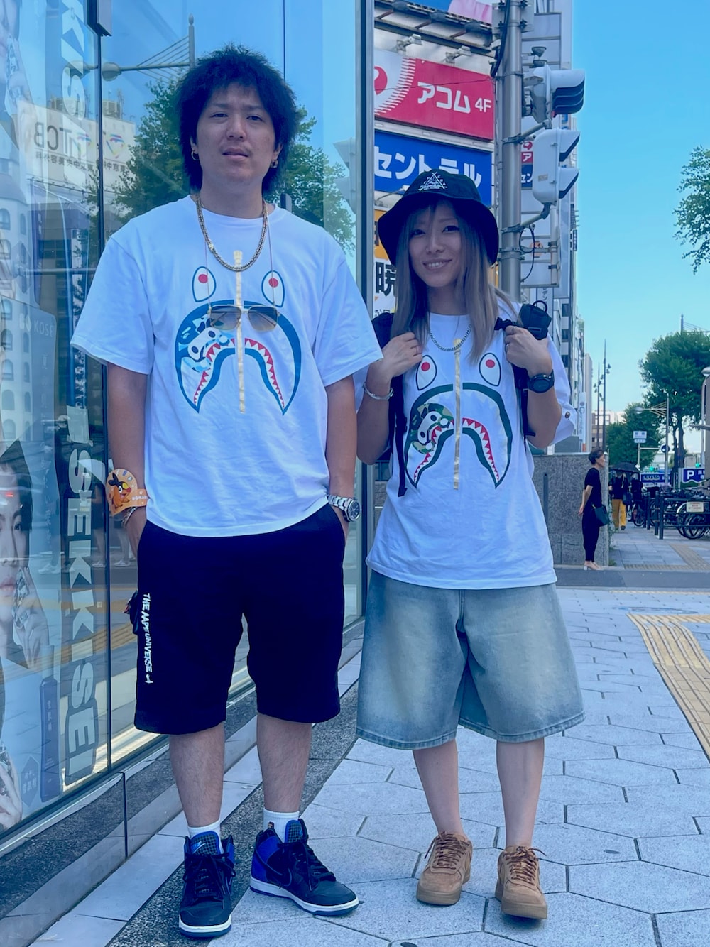 「夏ルックで気分アップ、バケットハット、ape、A BATHING APE、NIKE、スニーカー、ストリート、ペアルック、おそろいコーデ、カップル、夫婦、ハーフパンツ、Tシャツ」｜「A BATHING APEのアイテム（Tシャツ/カットソー、ホワイト系）」を使った、jarvis10880さん（メンズ・175cm）の夏コーディネートの1枚目の写真