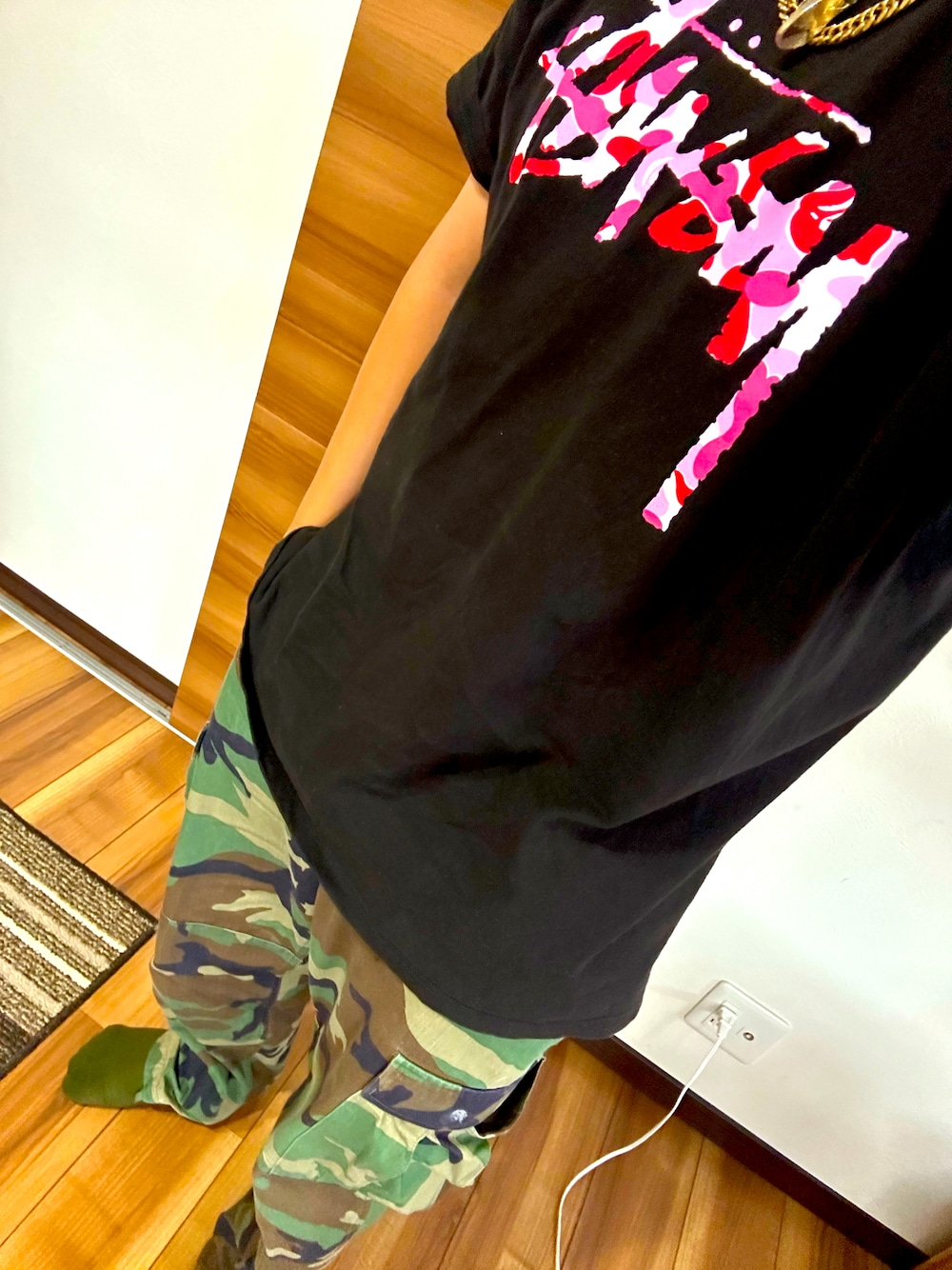 ブラック系のTシャツ/カットソー、グリーン系のカーゴパンツを着用したメンズの夏コーディネートの1枚目の写真