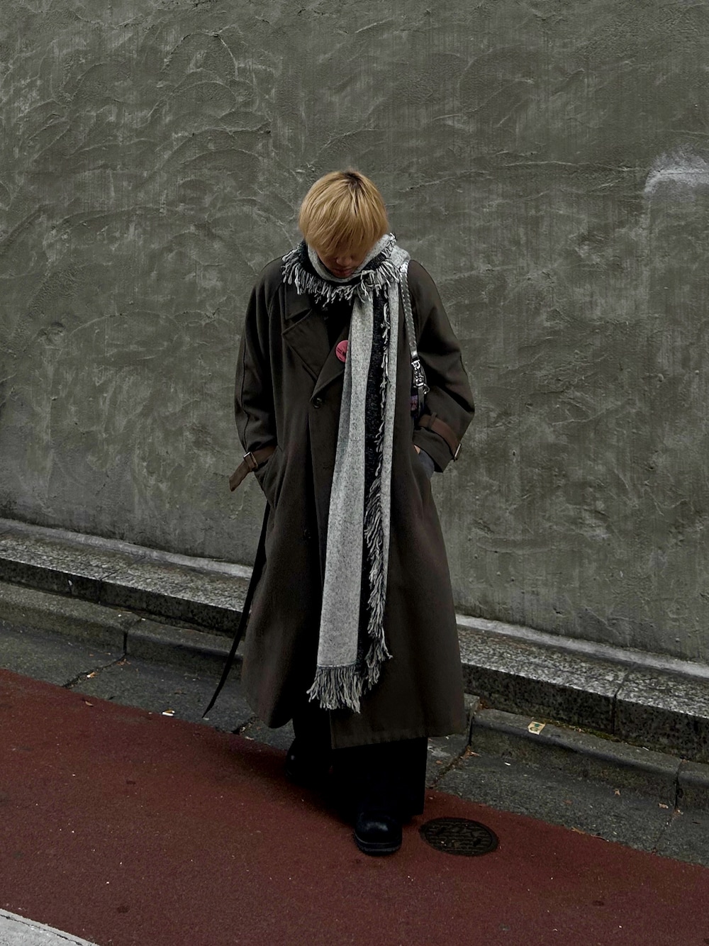 「冬アウター、マフラー、きれいめカジュアル、ロングコート、モードカジュアル、休日スタイル」｜「seytoのReversible fringe long muffler / リバーシブルフリンジロングマフラー（マフラー、グレー系）」を使った、yoshiさん（メンズ・168cm）の冬コーディネートの1枚目の写真