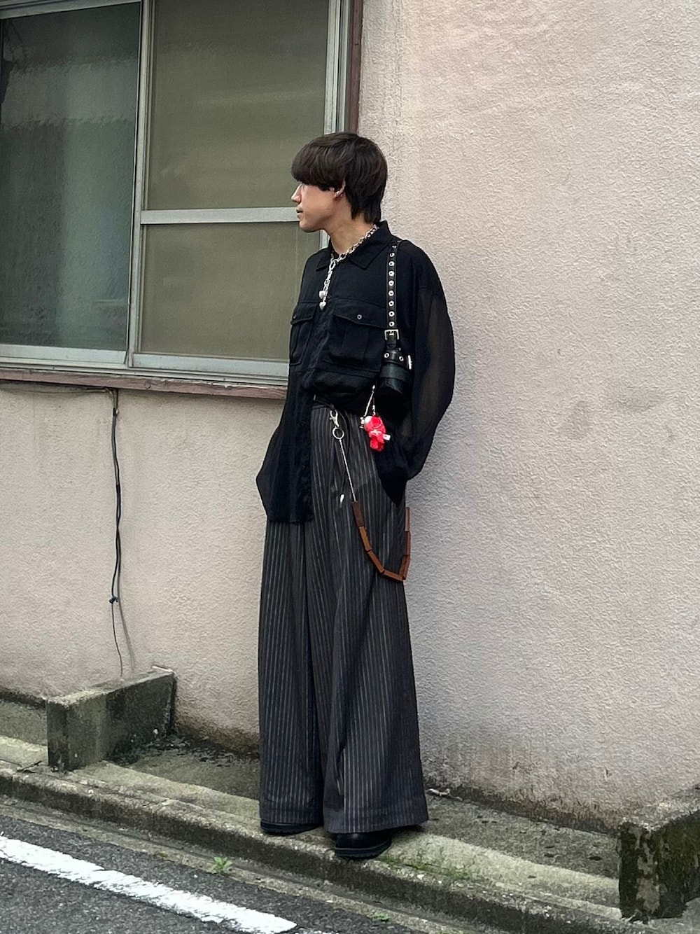 「大人カジュアル、休日スタイル、ワイドパンツ、シアーシャツ、モノトーン、春ファッション、お出かけコーデ、キレイめカジュアル、メンズファッション」｜「EDDEN ELLENのレイヤーシアーシャツ（シャツ/ブラウス、ブラック系）」を使った、yoshiさん（骨格ウェーブ・メンズ・168cm）の春コーディネートの1枚目の写真