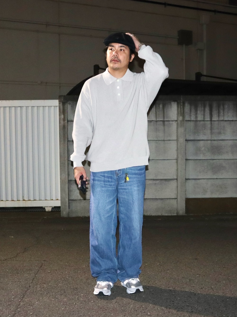 「ビッグシルエット、ストリート、淡色コーデ、キャップ、ニット、きれいめカジュアル、デニム、スニーカー、休日スタイル、秋服、秋コーデ、リラックススタイル、キレイめコーデ、ハロウィン、カジュアル」｜「BEAMSのBEAMS / 12ゲージ ニット ポロ シャツ（ポロシャツ、グレー系）」を使った、Junさん（メンズ・174cm）の秋コーディネートの1枚目の写真