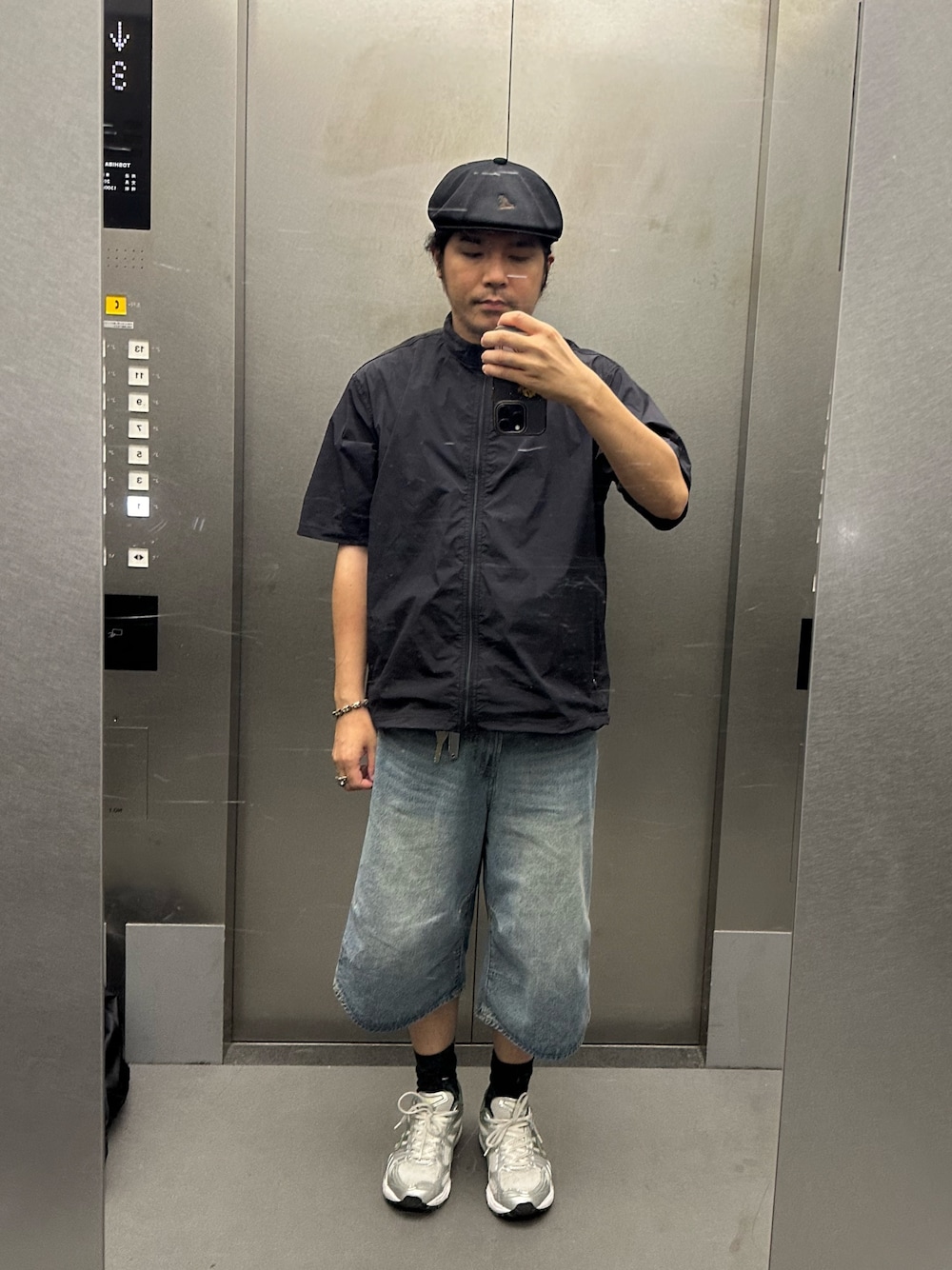 「韓国子供服、韓国ファッション、テーマパークコーデ、おしゃ見えテクニック、古着MIX、デニム、ショートパンツ、ハーフパンツ、アウトドアスタイル、休日スタイル、ブラックコーデ、スニーカー、夏コーデ、スポーツミックス」｜「BEAMSのBEAMS / テック シャツ（シャツ/ブラウス、ブラック系）」を使った、Junさん（メンズ・174cm）の夏コーディネートの1枚目の写真