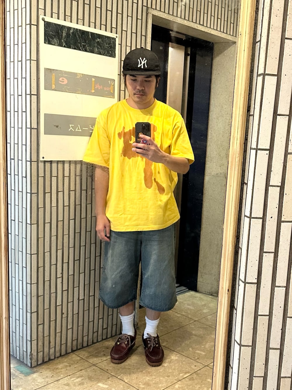 「休日スタイル、韓国ファッション、おしゃ見えテクニック、デニム、ロゴT、ショートパンツ、シンプル、ハーフパンツ、夏コーデ、夏だ！Tシャツ着よう！、メンズファッション、タンクトップ、Ｔシャツ、大人ストリート」｜「BEAMSのBEAMS / 5ポケット 7分丈 デニムパンツ（デニムパンツ、ブルー系）」を使った、Junさん（メンズ・174cm）の夏コーディネートの1枚目の写真
