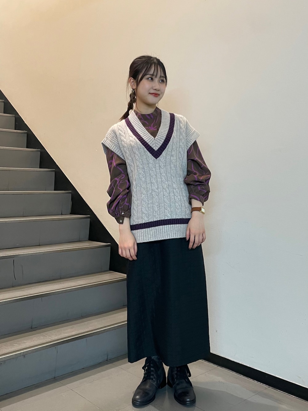 「ベスト、ニットベスト、チルデンニット、チルデンベスト、ラムウール、ウール、ウールニット、トラッド、プリントシャツ、モード、タイトスカート、ショートブーツ、NOMBRE IMPAIR、FILDEFER、低身長コーデ」｜「Blanc Bleu Minuitのラムナイロンケーブル　チルデンベスト（ベスト、グレー系）」を使った、okamura.さん（レディース・151cm）の秋コーディネートの1枚目の写真
