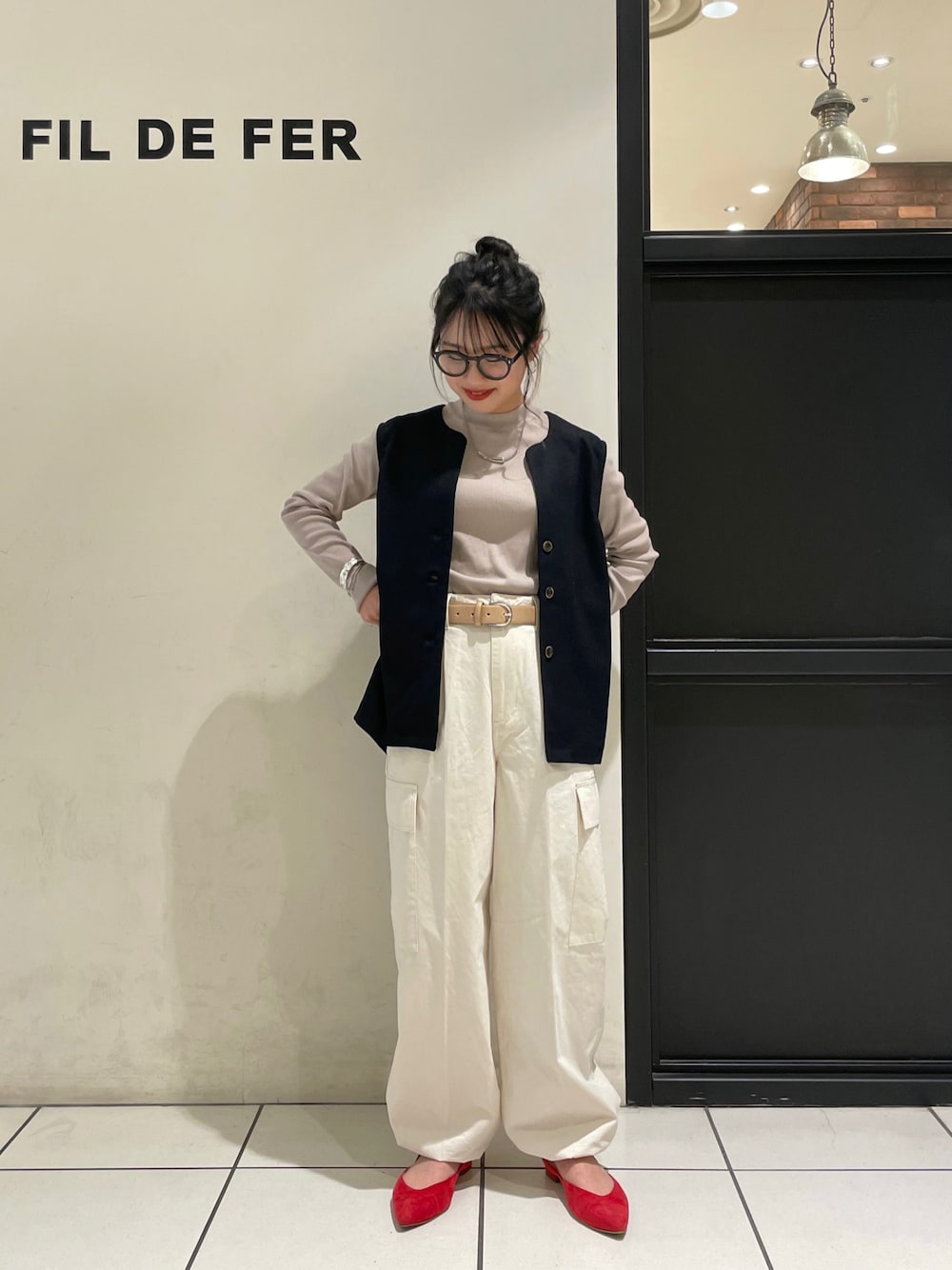 「休日スタイル、大人カジュアル、秋服、モノトーン、ベスト、カーゴパンツ、ノンブルアンペール、フィルデフェール、NOMBRE IMPAIR、FIL DE FER、きれいめカジュアル、めがね、パンツスタイル、オーバーサイズ、低身長」｜「NOMBRE IMPAIRのブラッシュリバースムース　ベスト（Tシャツ/カットソー、ブラック系）」を使った、okamura.さん（レディース・151cm）の夏コーディネートの1枚目の写真