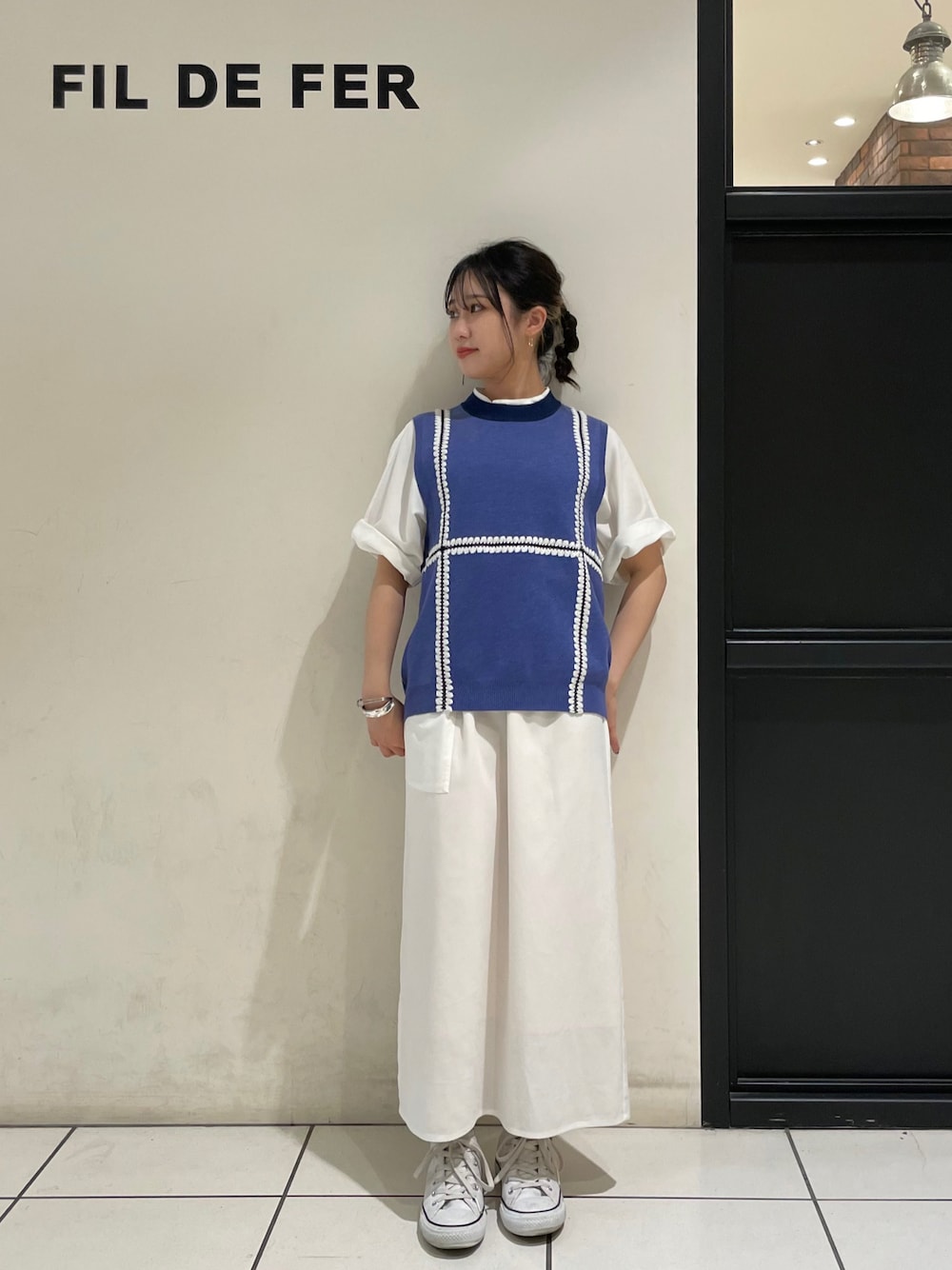 「秋コーデ、FIL DE FER、NOMBRE IMPAIR、オトナカジュアル、初秋コーデ、レイヤードスタイル、ニットベスト、刺繍、刺繍ニット、ニット」｜「FIL DE FERの強撚ダブルクロス　ドルマンワンピース（ワンピース、ホワイト系）」を使った、okamura.さん（レディース・151cm）の夏コーディネートの1枚目の写真