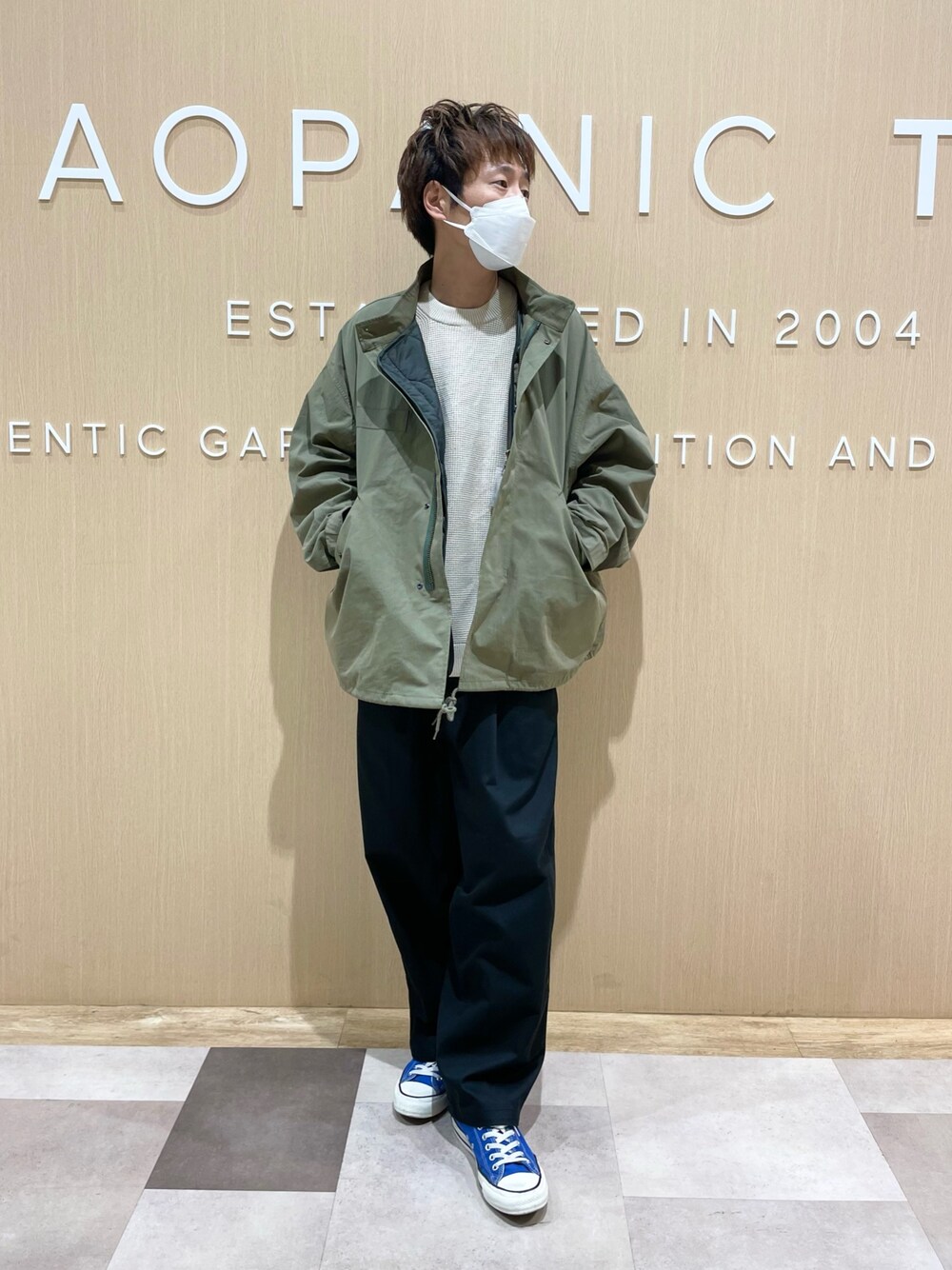 グリーン系のモッズコートを着用したメンズの秋コーディネートの1枚目の写真