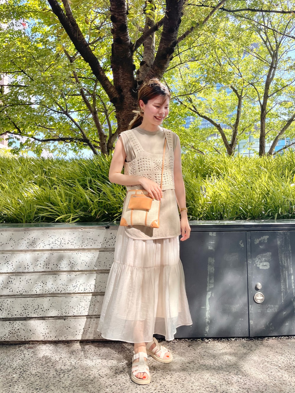 「高身長女子、高身長コーデ、LOWRYS FARM、淡色女子、淡色コーデ、ワントーンコーデ、カジュアルコーデ、シンプルコーデ、レイヤードスタイル、休日スタイル、夏コーデ、スカート、シアー、フレアスカート、ビスチェ」｜「LOWRYS FARMのシアーボリュームスカート　196374（スカート、ベージュ系）」を使った、Yuikaさん（レディース・173cm）の夏コーディネートの1枚目の写真