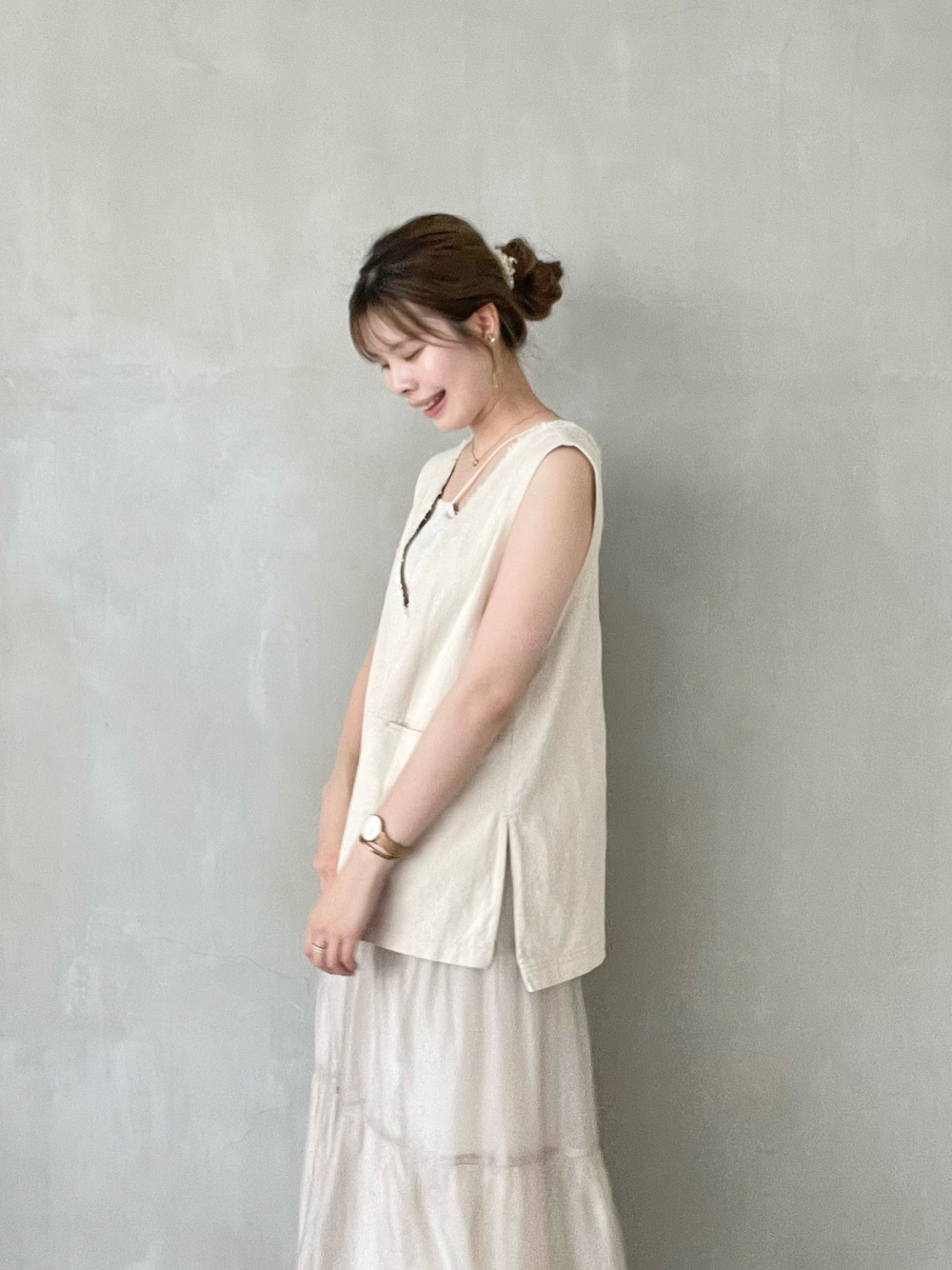 「ローリーズファーム(LOWRYS FARM)、高身長女子、高身長コーデ、骨格ウェーブ、イエベ春、淡色女子、淡色コーデ、ワントーンコーデ、ホワイトコーデ、トレンド、ノースリーブ、ベスト、キャミソール、スカート、シアー」｜「LOWRYS FARMのフリンジベストノースリーブ　195482（ベスト、ホワイト系）」を使った、Yuikaさん（レディース・173cm）の夏コーディネートの1枚目の写真