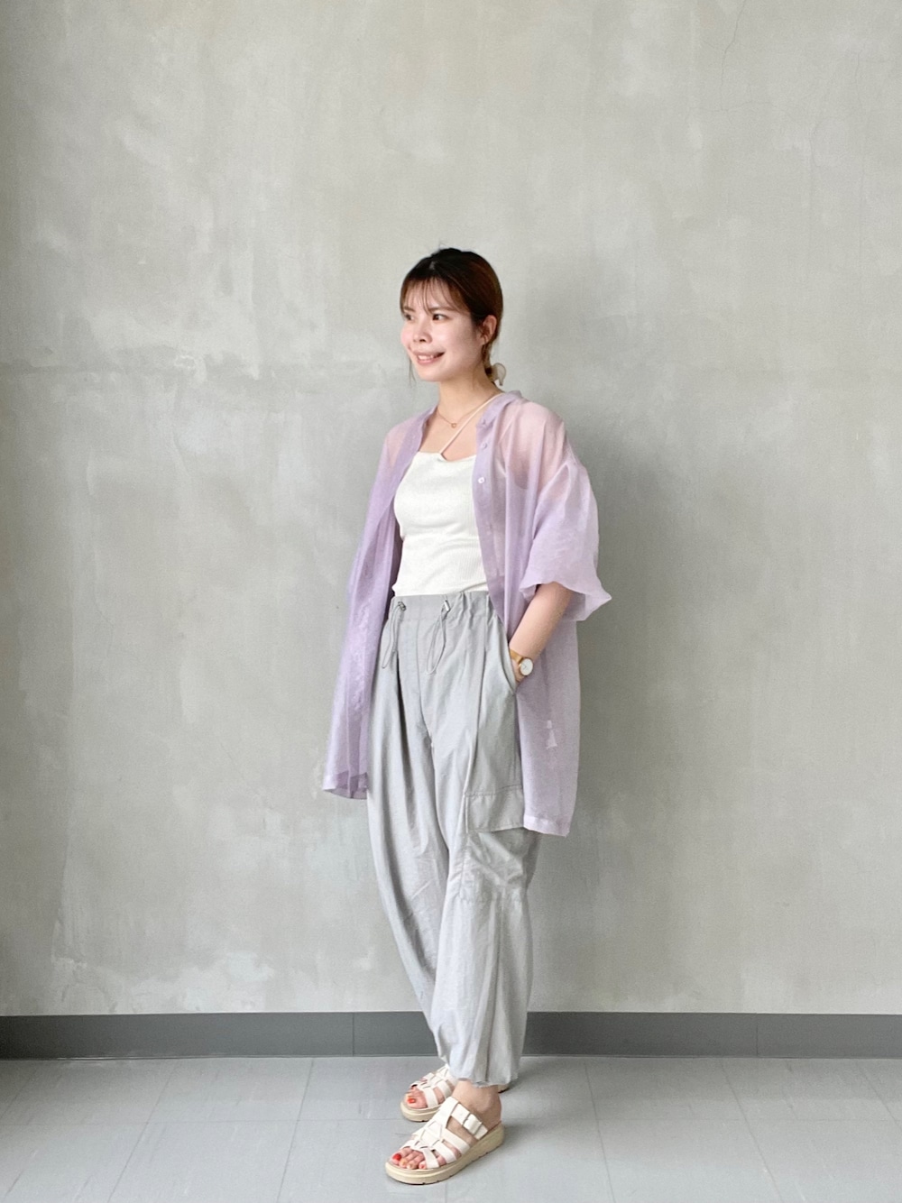 「高身長女子、高身長コーデ、LOWRYS FARM、淡色コーデ、夏コーデ、シンプル、休日スタイル、大人カジュアル、カジュアルコーデ、楽チンコーデ、ラフ、カーゴパンツ、ワイドパンツ、シアーシャツ、シャツスタイル」｜「LOWRYS FARMのハイウエストサイドポケットワイドパンツ　903804（その他パンツ、グレー系）」を使った、Yuikaさん（レディース・173cm）の夏コーディネートの1枚目の写真
