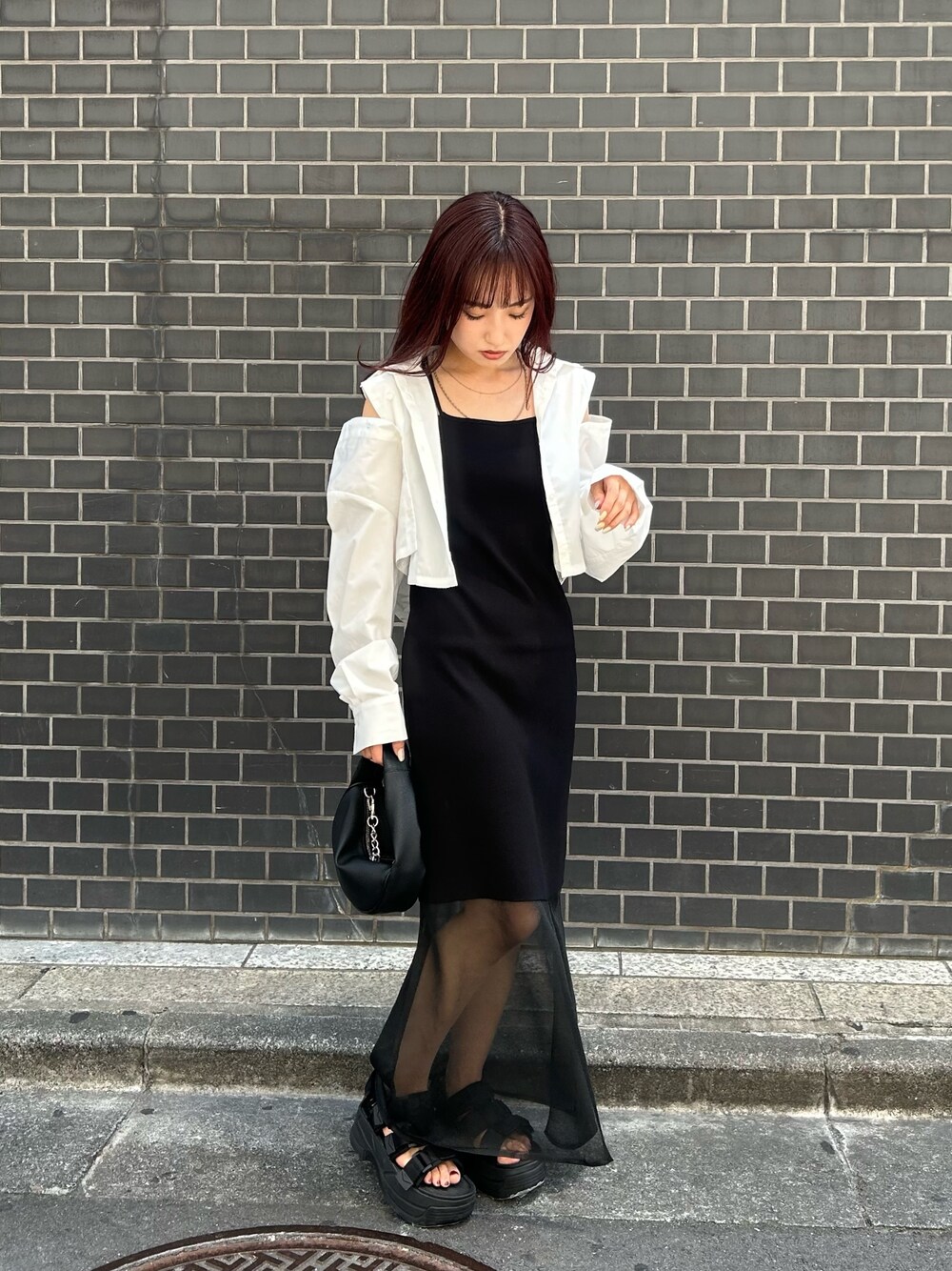 ホワイト系のシャツ/ブラウス、ブラック系のワンピース、ブラック系のサンダルを着用したレディースの夏コーディネートの1枚目の写真