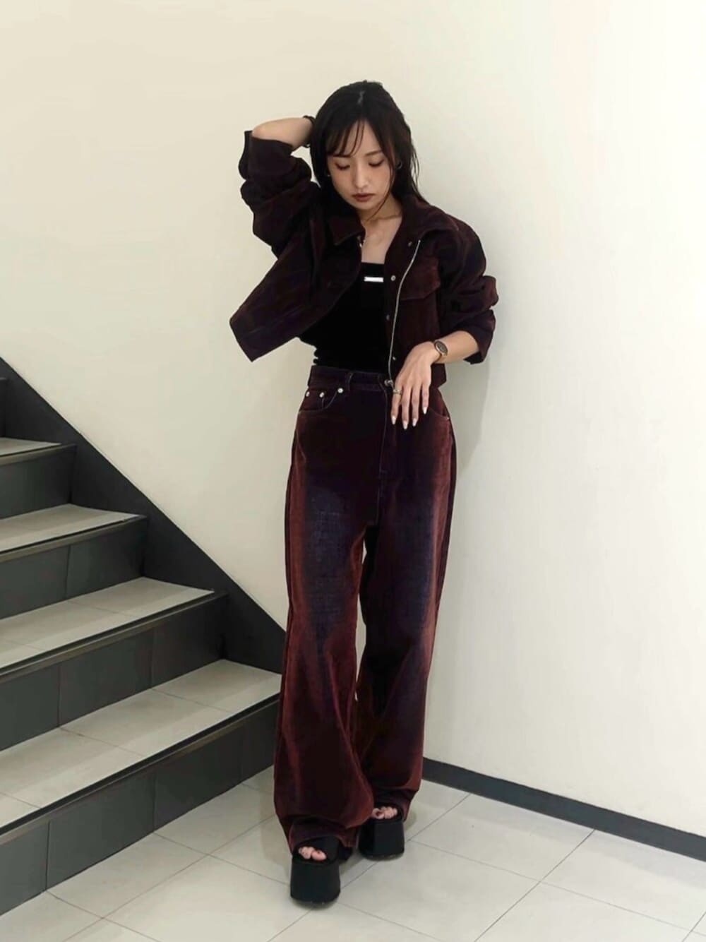 レッド系のデニムジャケット、レッド系のデニムパンツ、ブラック系のブーツを着用したレディースの夏コーディネートの1枚目の写真