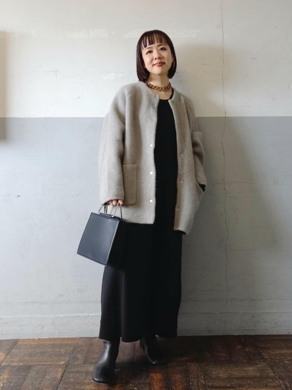 「ブラック、ハンドバッグ、ベージュ、ニット、長袖、ジャケット、カーディガン、ファー、ノーカラー、ミディアム、ロング、ワンピース、ブーツ、ショートブーツ、ADAM ET ROPÉ」｜「ADAM ET ROPE'のダブルフェイスファーミドルニットカーディガン（カーディガン/ボレロ、ベージュ系）」を使った、touharaさん（レディース・158cm）の秋コーディネートの1枚目の写真