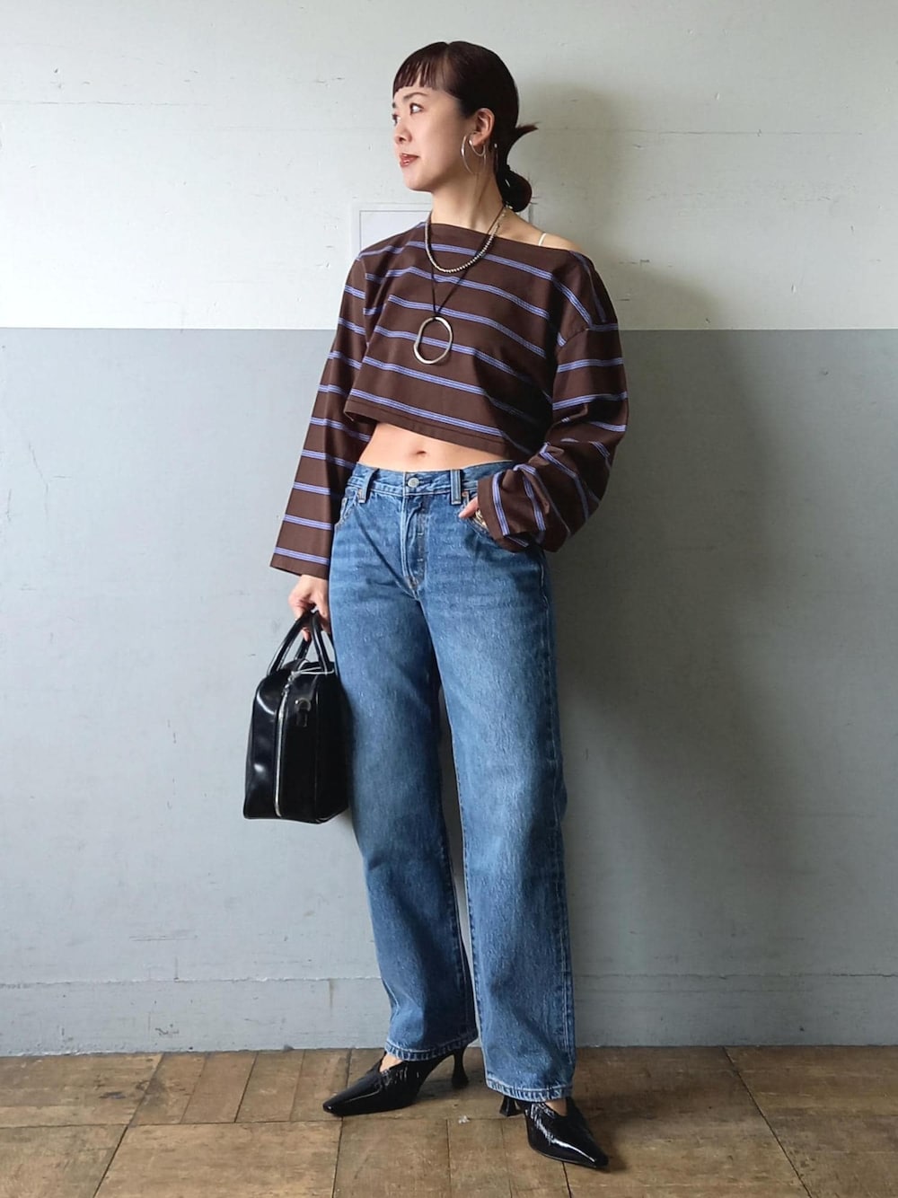 「Levi's、リーバイス、501、BIOTOP、ビオトープ、TanC、タンク、タンクトウキョウ、TanCTOKYO、ourwacoal、アワワコール、初春コーデ、春コーデ、デートコーデ、お出かけコーデ」｜「ADAM ET ROPE'のMOLレザーギャザーパンプス（パンプス、ブラック系）」を使った、touharaさん（レディース・158cm）の春コーディネートの1枚目の写真