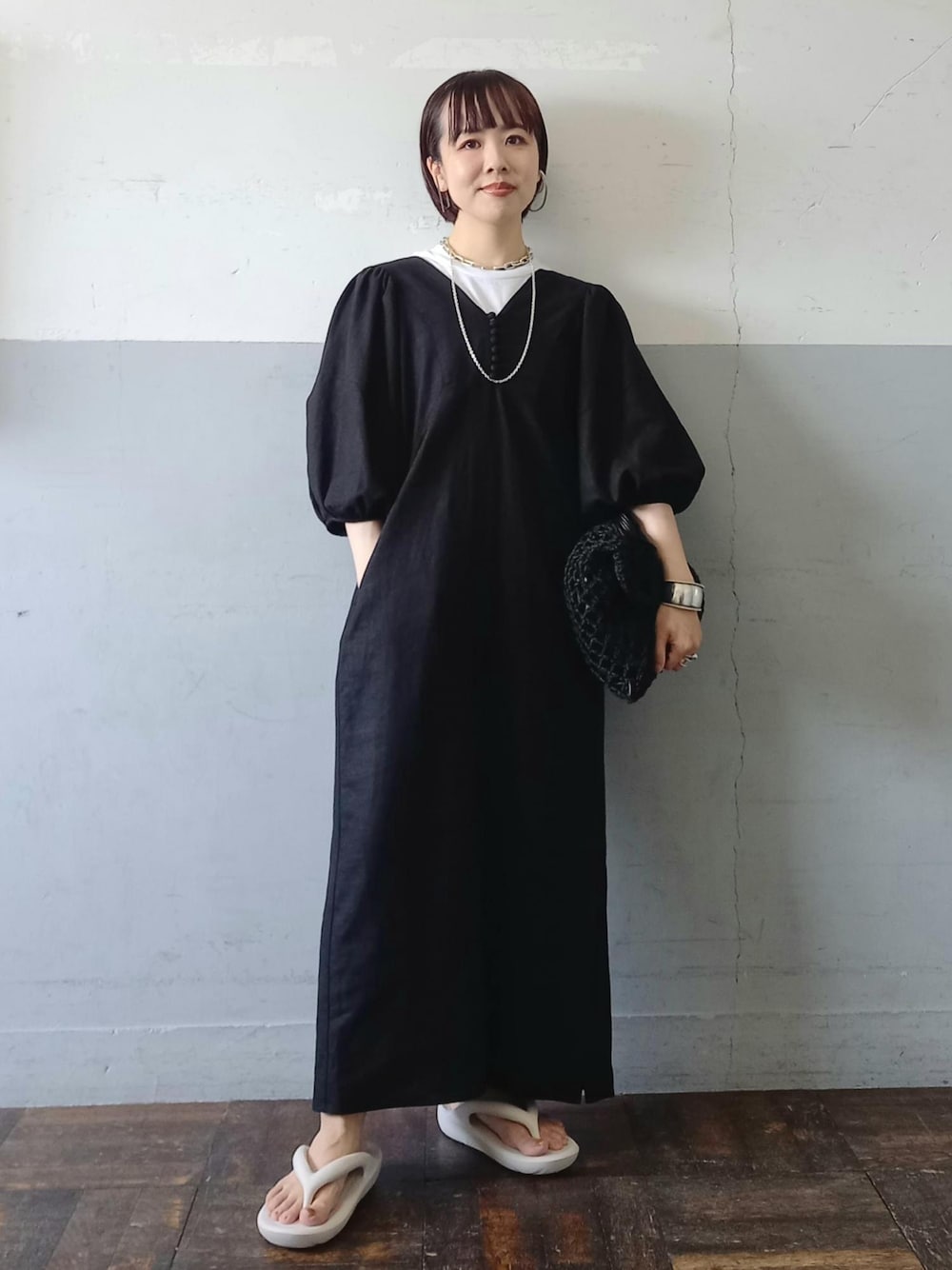 「TAW&TOE、トーアンドトー、ロゴtee、ロゴ、逸品、ブラック、ロング、ワンピース、サンダル、厚底、トング、ADAM ET ROPÉ、FEMME、SDGs、サステナブル」｜「ADAM ET ROPE'のネオンロゴTEE（Tシャツ/カットソー、ホワイト系）」を使った、touharaさん（レディース・158cm）の夏コーディネートの1枚目の写真
