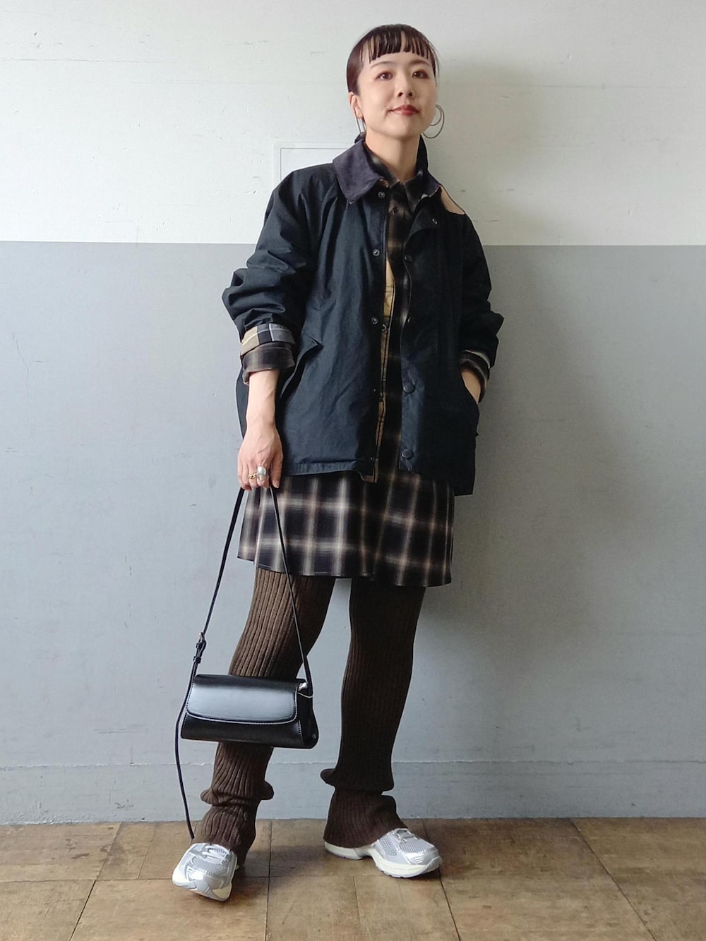 「バブアー、barbour、トランスポート、ASICS、アシックス、ブルガリア製、ヘイップ、秋コーデ、初冬コーデ、デートコーデ、お出かけコーデ、旅行コーデ、スポーツミックス、大人カジュアル、スカートスタイル」｜「Barbourの《別注》【Barbour/バブアー】TRANSPORT リバーシブルブルゾン / ブルガリア製（ブルゾン、ブラック系）」を使った、touharaさん（レディース・158cm）の秋コーディネートの1枚目の写真