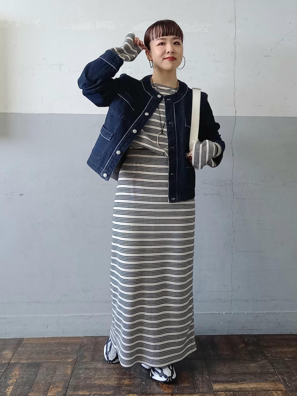 「24SS春の新作、24SS、春アウター、スプリングアウター、Miller for ADAM ET ROPE'、Miller、ミラー、別注、LACOSTE、ラコステ、長袖、デニム、ネイビー、ジャケット、クルーネック」｜「ADAM ET ROPE'の【コットンUSA】デニム カラーレス ルーズ ジャケット / サスティナブル / UNISEX（デニムジャケット、ブルー系）」を使った、touharaさん（レディース・158cm）の春コーディネートの1枚目の写真