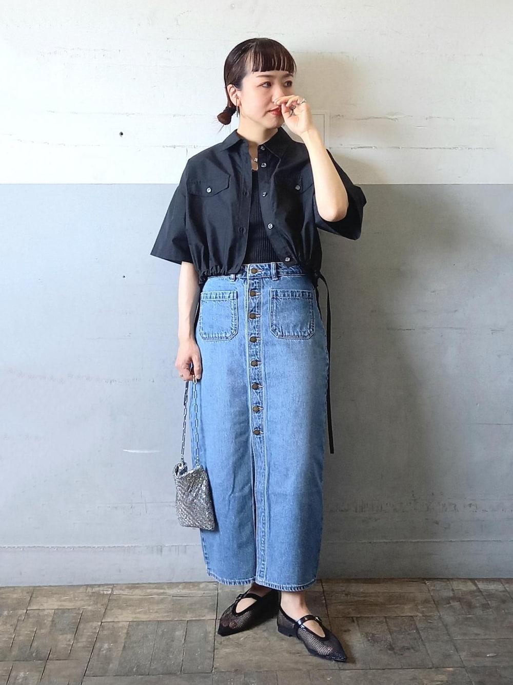 「24SS夏の新作、24SS、デザイントップス、クロップド、クロップドシャツ、メッシュ、メッシュパンプス、KNOWHOW jewelry、ノウハウジュエリー、ハートモチーフ、ハートネックレス、ハートリング、ストラップサンダル、ストラップ、フロントボタン」｜「ADAM ET ROPE'のフィッシュネットメリージェーンフラット（パンプス、ブラック系）」を使った、touharaさん（レディース・158cm）の夏コーディネートの1枚目の写真