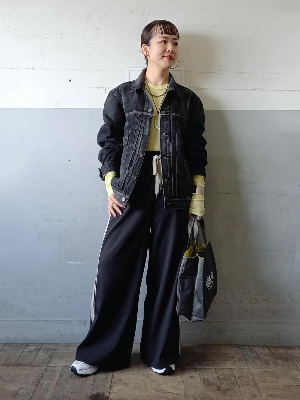 「【Levi's(R) BIOTOP】 TYPE 2 TRUCKER BLK EX、Levi's(R)、リーバイス、ビオトープ、BIOTOP、ラコステ、ノマディス、初春コーデ、春コーデ、お出かけコーデ、旅行コーデ、アウトドアコーデ、スポーツミックス、モード、ストリート」｜「LACOSTEの【LACOSTE for ADAM ET ROPE'】STORM 96 2K（スニーカー、ホワイト系）」を使った、touharaさん（レディース・158cm）の冬コーディネートの1枚目の写真