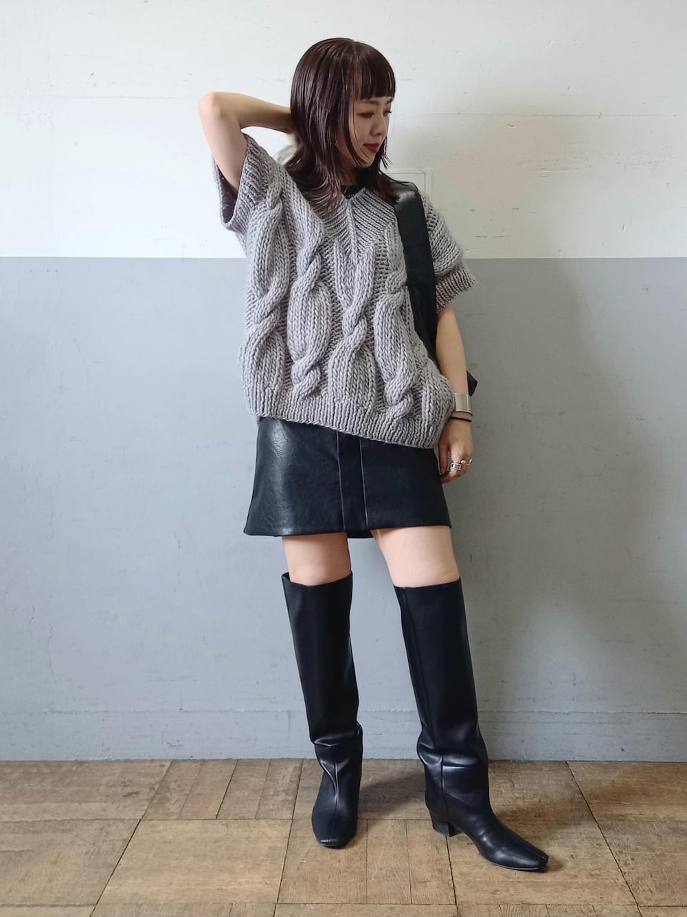 「KOTIKA、コチカ、anggae、アンゲ、グレー、ニット、ベスト、ケーブルニット、ブラック、ミニ、膝上丈、ミニ丈、初秋コーデ、秋コーデ、デートコーデ」｜「ADAM ET ROPE'のアジャストミニスカート（スカート、ブラック系）」を使った、touharaさん（レディース・158cm）の夏コーディネートの1枚目の写真