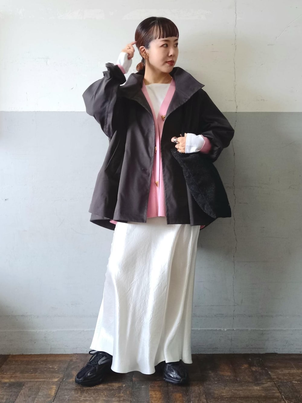 「サテンスカート、マーメイドスカート、ラコステ、オーラリー、Wshoes&bag_pickup、Wtops_pickup、初春コーデ、春コーデ、デートコーデ、お出かけコーデ、旅行コーデ、女子会コーデ、スポーツミックス、モード、大人カジュアル」｜「LACOSTEの【LACOSTE for ADAM ET ROPE'】 L003 2K24（スニーカー、ブラック系）」を使った、touharaさん（レディース・158cm）の冬コーディネートの1枚目の写真