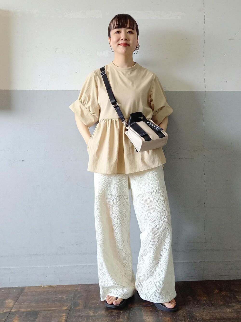 ホワイト系のその他パンツ、ベージュ系のトートバッグ、ベージュ系のTシャツ/カットソーを着用したレディースの夏コーディネートの1枚目の写真