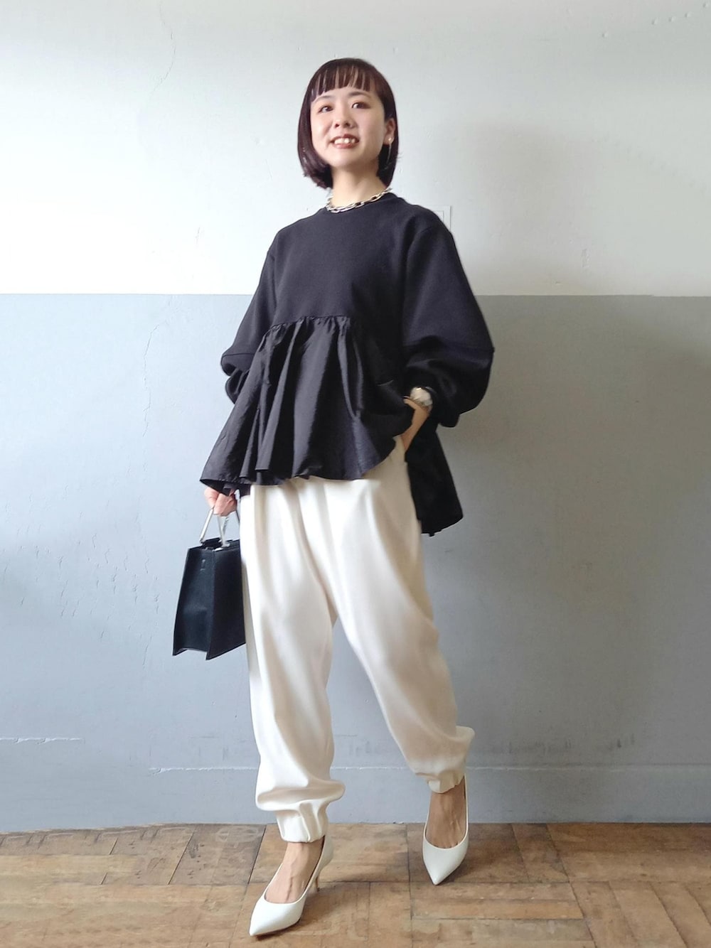 「ジョガーパンツ、ダンボール、ティアード、ポインテッドトゥ、ADAM ET ROPÉ、FEMME、SDGs、サステナブル、骨格ウェーブ、イエベ、きれいめカジュアル、大人カジュアル、フェミニン、モード、仕事着」｜「ADAM ET ROPE'のボロネーゼパンプスミドルヒール（パンプス、ホワイト系）」を使った、touharaさん（レディース・158cm）の秋コーディネートの1枚目の写真