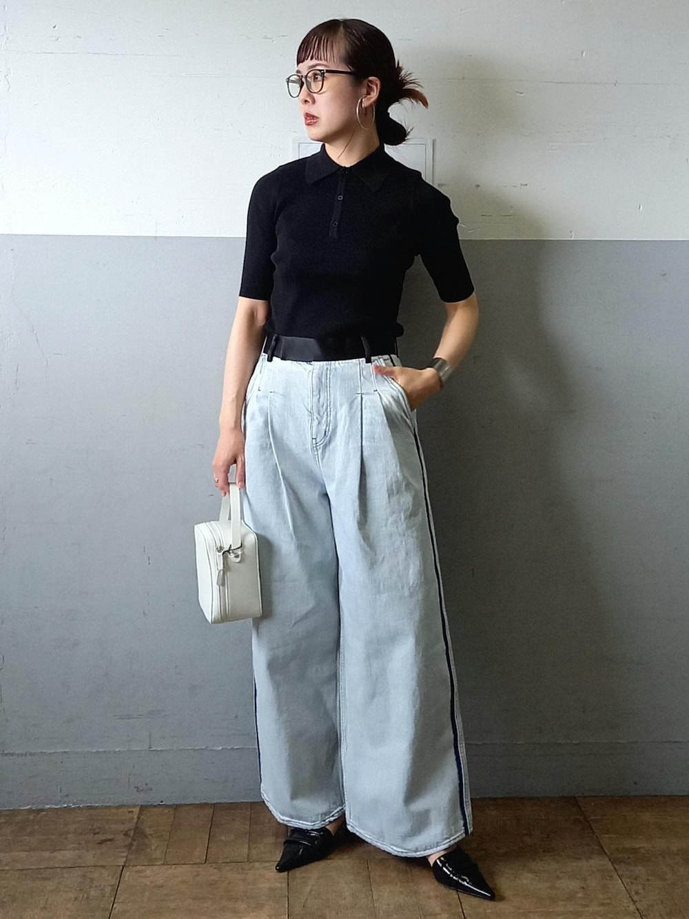 「ワイドパンツ、ワイドデニム、AURALEE、オーラリー、初春コーデ、春コーデ、初夏コーデ、夏コーデ、お出かけコーデ、女子会コーデ、モード、大人カジュアル、パンツスタイル、体型カバー、カジュアルコーデ」｜「ADAM ET ROPE'の【EMOELLE】セパレートミュール（サンダル、ブラック系）」を使った、touharaさん（レディース・158cm）の春コーディネートの1枚目の写真