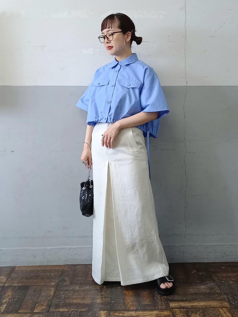 「BIGOTRE、ビゴター、24SS夏の新作、24SS、夏コーデ、ブルー、シャツ、半袖、五分袖、ホワイト、スカート、十分丈、ブラック、サンダル、フラット」｜「ADAM ET ROPE'の【BIGOTRE(ビゴター)】PURSE METAL MINI（ハンドバッグ、ブラック系）」を使った、touharaさん（レディース・158cm）の春コーディネートの1枚目の写真
