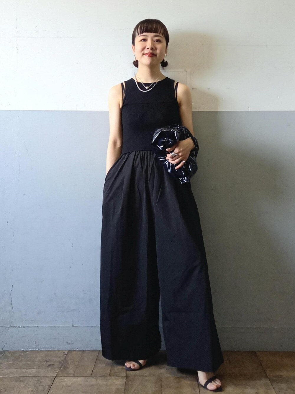 「KNOWHOW、KNOWHOW　jewelry、ノウハウジュエリー、24SS夏の新作、24SS、ハート、ハートリング、ハートネックレス、ベアトップ、ADAM ET ROPÉ、FEMME、骨格ウェーブ、イエベ、きれいめカジュアル、大人カジュアル」｜「ADAM ET ROPE'のニットビスチェドッキングロンパース（つなぎ/オールインワン、ブラック系）」を使った、touharaさん（レディース・158cm）の夏コーディネートの1枚目の写真