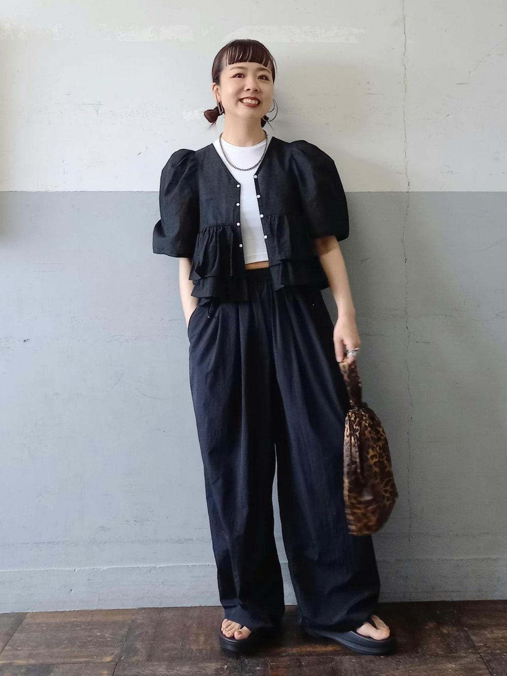 「oblada、オブラダ、Hanes、ヘインズ、BIOTOP、ビオトープ、別注、クロップド、oofos、ウーフォス、ブラウン、ハンドバッグ、トートバッグ、巾着、レオパード」｜「ADAM ET ROPE'の【サステナブル・速乾・ストレッチ】撥水ナイロンイージーパンツ（その他パンツ、ブラック系）」を使った、touharaさん（レディース・158cm）の春コーディネートの1枚目の写真