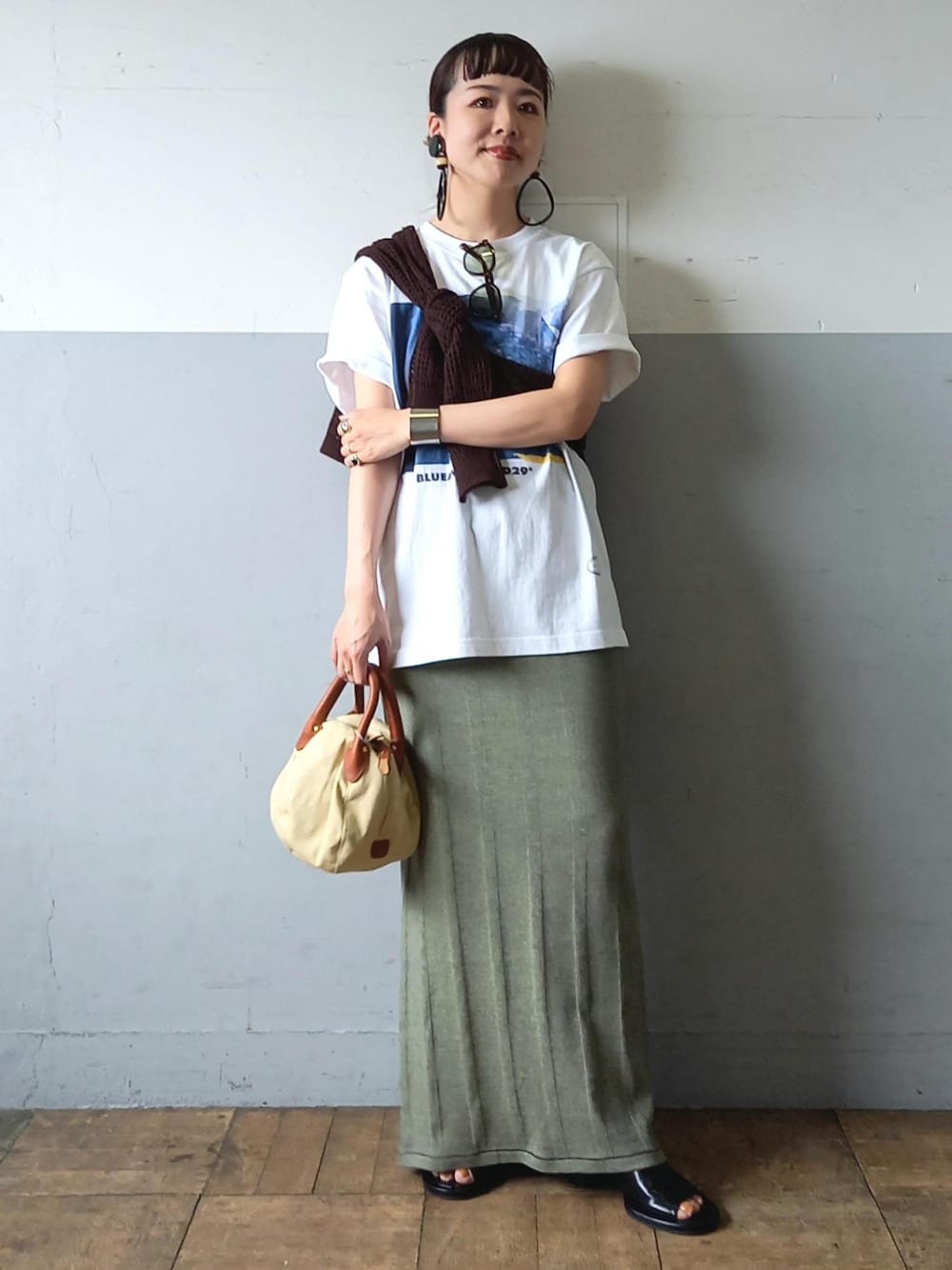 「タンタン、ポロニット、ボーリングバッグ、カラーサングラス、カラーレンズ、THE QUALITY MENDING CO.、ザ クオリティーメンディング、初夏コーデ、夏コーデ、お出かけコーデ、旅行コーデ、アウトドアコーデ、フェスコーデ、女子会コーデ、大人カジュアル」｜「ADAM ET ROPE'のクラウンパントセルフレームUVカットグラス（サングラス、ブラウン系）」を使った、touharaさん（レディース・158cm）の春コーディネートの1枚目の写真