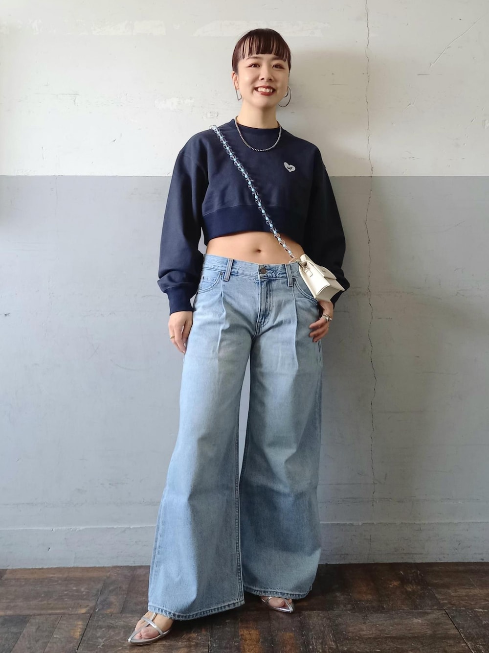 「エンジェルブルー、24SS春の新作、24SS、ANGEL BLUE、ボールチェーン、クリア、Levi's、リーバイス、別注、BIOTOP、ビオトープ、バギー、バギーデニム、バギーパンツ、ADAM ET ROPÉ」｜「ADAM ET ROPE'の【サステナブル】ナロークロスストラップサンダル（サンダル、シルバー系）」を使った、touharaさん（レディース・158cm）の春コーディネートの1枚目の写真
