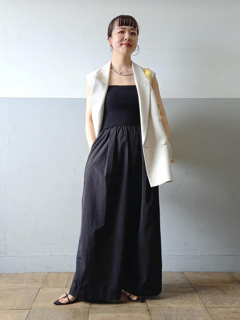 「24SS夏の新作、24SS、ストラップサンダル、ストラップ、ゴールド、KNOWHOW jewelry、ノウハウジュエリー、ハートモチーフ、ハートネックレス、ハートリング、テーラード、ホワイト、ロング、ジャケット、アイボリー」｜「ADAM ET ROPE'の【サステナブル】ナロークロスストラップサンダル（サンダル、ブラック系）」を使った、touharaさん（レディース・158cm）の夏コーディネートの1枚目の写真