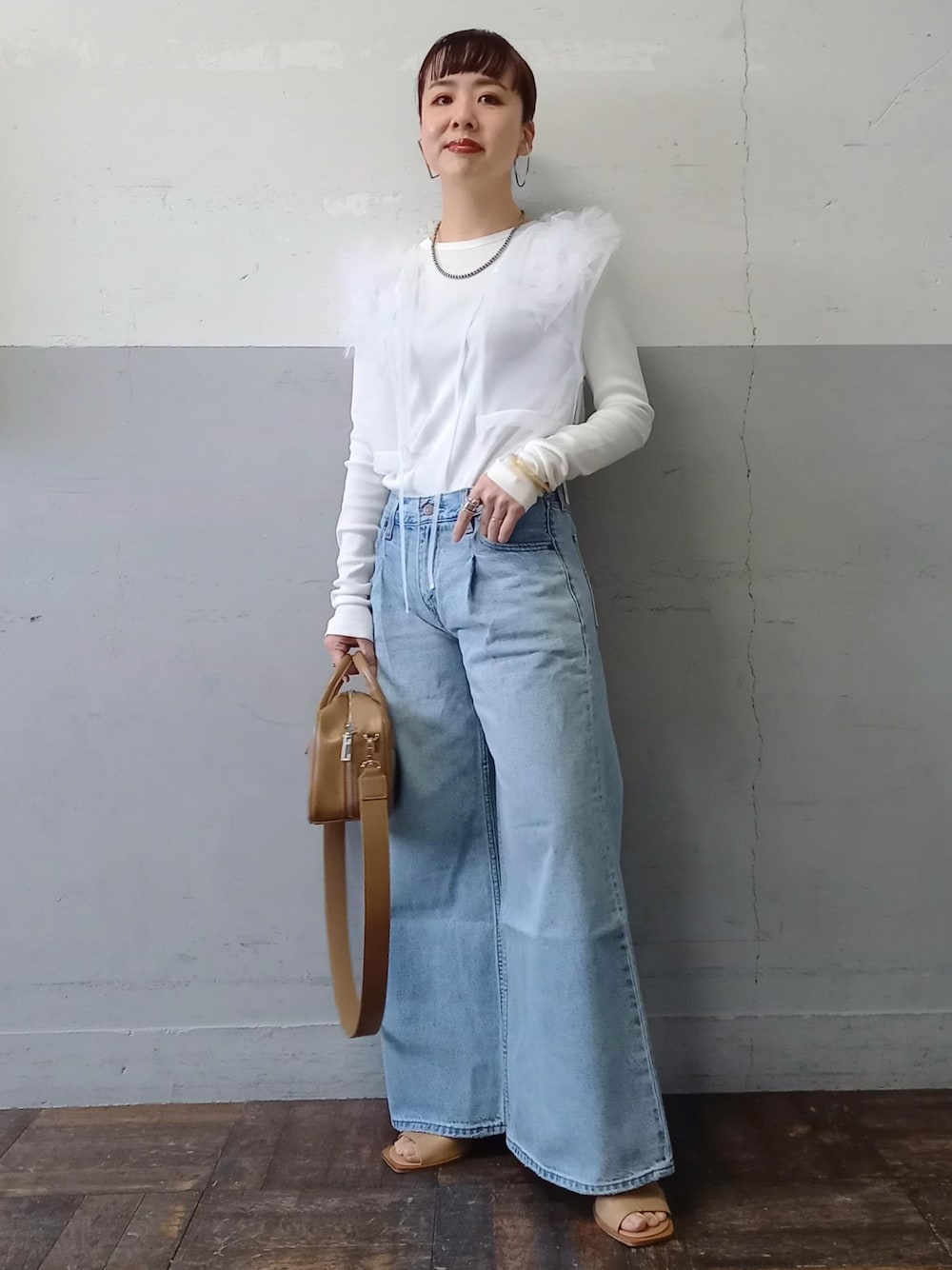 「Levi's、リーバイス、別注、24SS春の新作、24SS、着映え、着映えトップス、フリル、バギーデニム、ボストン、ベージュ、ハンドバッグ、ミニ、ホワイト、プルオーバー」｜「ADAM ET ROPE'のストレッチブーツサンダル（ブーツ、ベージュ系）」を使った、touharaさん（レディース・158cm）の春コーディネートの1枚目の写真