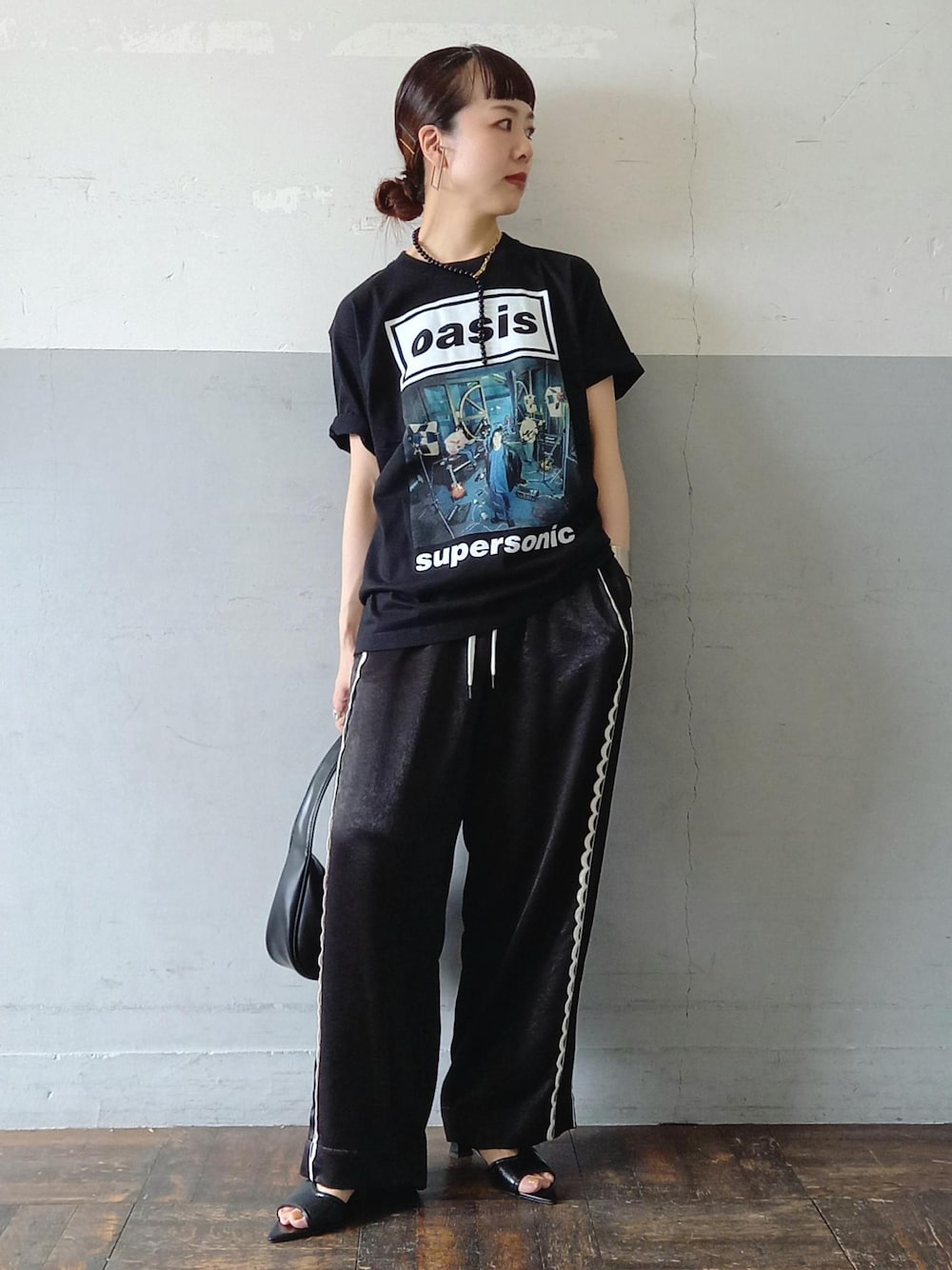 「oasis、オアシス、eo、イオ、夏コーデ、お出かけコーデ、旅行コーデ、フェスコーデ、大人カジュアル、パンツスタイル、体型カバー、ワントーンコーデ、カジュアルコーデ、メンズライク、シンプルコーデ」｜「ADAM ET ROPE'のポインテッドウェーブミュール（サンダル、ブラック系）」を使った、touharaさん（レディース・158cm）の夏コーディネートの1枚目の写真