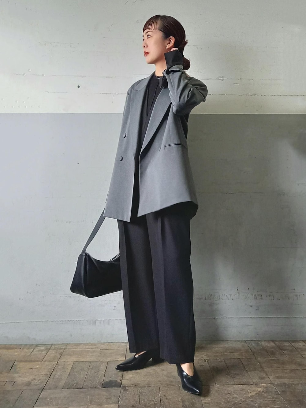 「バレルパンツ、卒業式、卒園式、入学式、入園式、初春コーデ、春コーデ、お仕事コーデ、セレモニーコーデ、卒業式コーデ、卒園式コーデ、授業参観日コーデ、入学式コーデ、入園式コーデ、お出かけコーデ」｜「ADAM ET ROPE'のフォルムヒールポインテッドパンプス（パンプス、ブラック系）」を使った、touharaさん（レディース・158cm）の冬コーディネートの1枚目の写真