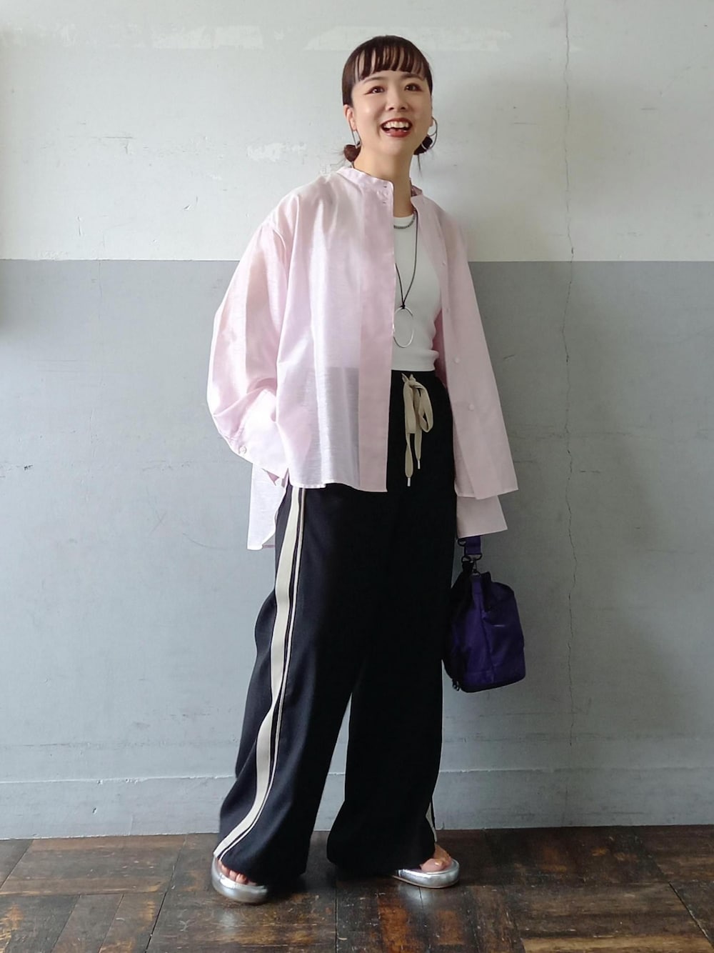 「FADEN、ファーデン、別注、WEB限定、ウェブ限定、ラインパンツ、シアーシャツ、長袖、ピンク、ノーカラー、ドロップショルダー、ボリュームスリーブ、ラベンダー、ブラック、パンツ」｜「ADAM ET ROPE'の【サステナブル】アメスリタンクトップ（タンクトップ、ホワイト系）」を使った、touharaさん（レディース・158cm）の春コーディネートの1枚目の写真