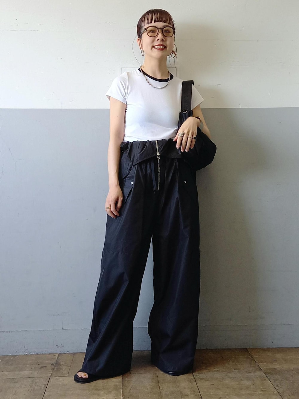 「Wbag_pickup、Hanes、ヘインズ、春コーデ、初夏コーデ、夏コーデ、お出かけコーデ、旅行コーデ、アウトドアコーデ、フェスコーデ、雨の日コーデ、スポーツミックス、ストリート、大人カジュアル、パンツスタイル」｜「ADAM ET ROPE'のカバーヒールサンダル（サンダル、ブラック系）」を使った、touharaさん（レディース・158cm）の春コーディネートの1枚目の写真