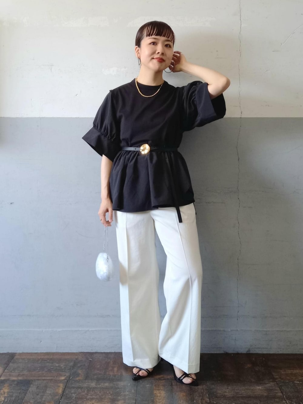 「STINE GOYA、スティーヌゴヤ、24SS夏の新作、24SS、着映えトップス、着映え、KNOWHOW jewelry、ノウハウジュエリー、ブラック、プルオーバー、Tシャツ、ブラウス、カットソー、半袖、クルーネック」｜「ADAM ET ROPE'のナローラインサンダル（サンダル、ブラック系）」を使った、touharaさん（レディース・158cm）の夏コーディネートの1枚目の写真