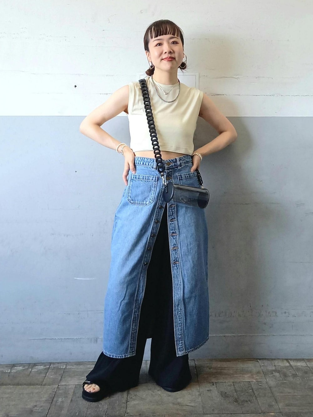 「ROLLA'S、ローラス、Miller for ADAM ET ROPE'、Miller、ミラー、別注、バンドゥ、クリアバッグ、KNOWHOW jewelry、ノウハウジュエリー、デニムスカート、フロントボタン、ADAM ET ROPÉ、FEMME、骨格ウェーブ」｜「ROLLA'Sの【ROLLA'S(ローラス)】SAILOR SKIRT AZURE（デニムスカート、ブルー系）」を使った、touharaさん（レディース・158cm）の夏コーディネートの1枚目の写真