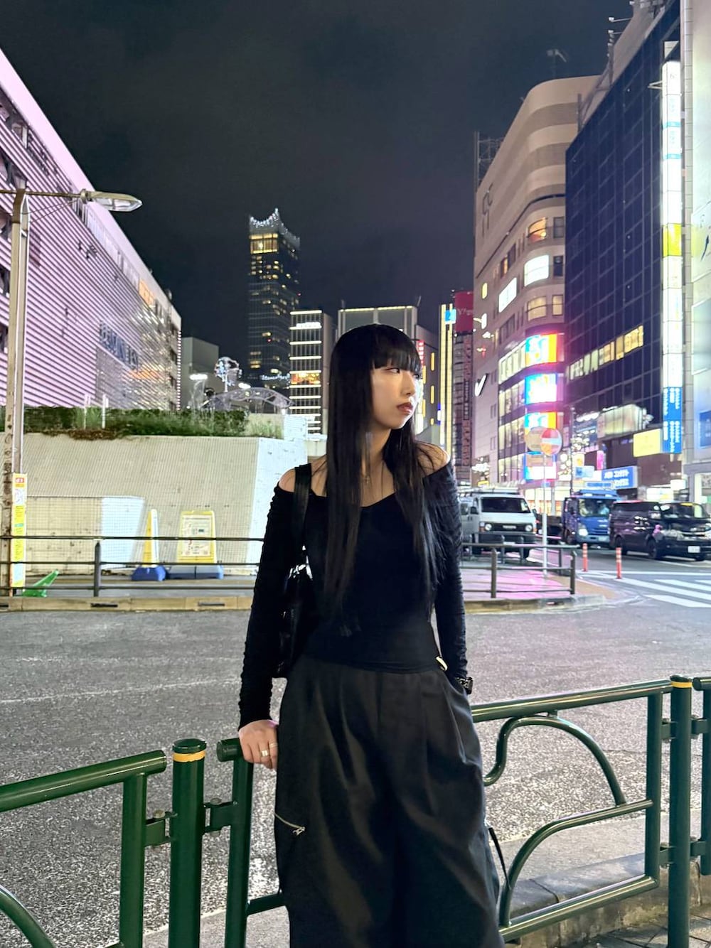 ブラック系のカーゴパンツを着用したレディースの秋コーディネートの1枚目の写真